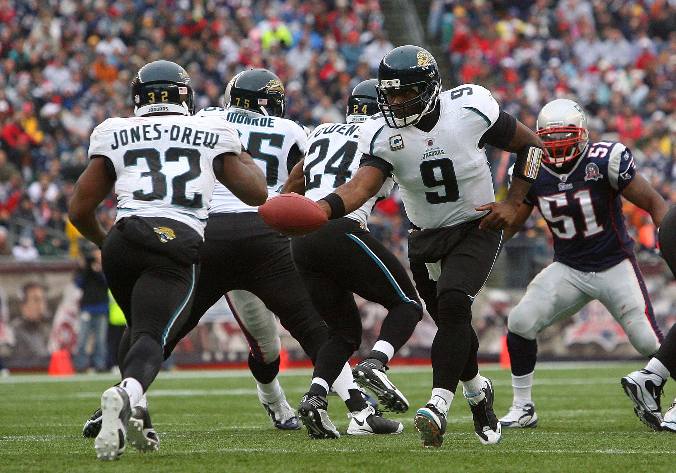 FOXBORO, MA - DECEMBER 27:  David Garrard #9 of the Jacksonville Jaguars hands the ball to team mate Maurice Jones-Drew #32 against the New England Patriots at Gillette Stadium on December 27, 2009 in Foxboro, Massachusetts. (Photo by Jim Rogash/Getty Ima