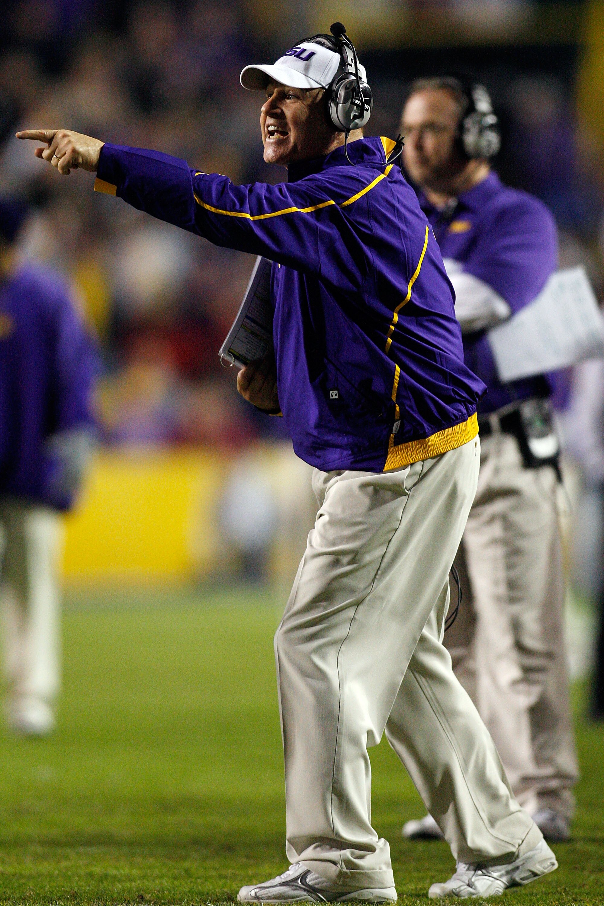 BATON ROUGE, LA - NOVEMBER 28:  Head coach Les Miles of the LSU Tigers calls a play during the game against the Arkansa Razorbacks at Tiger Stadium on November 28, 2009 in Baton Rouge, Louisiana. The Tigers defeated the Razorbacks 33-30 in overtime.  (Pho
