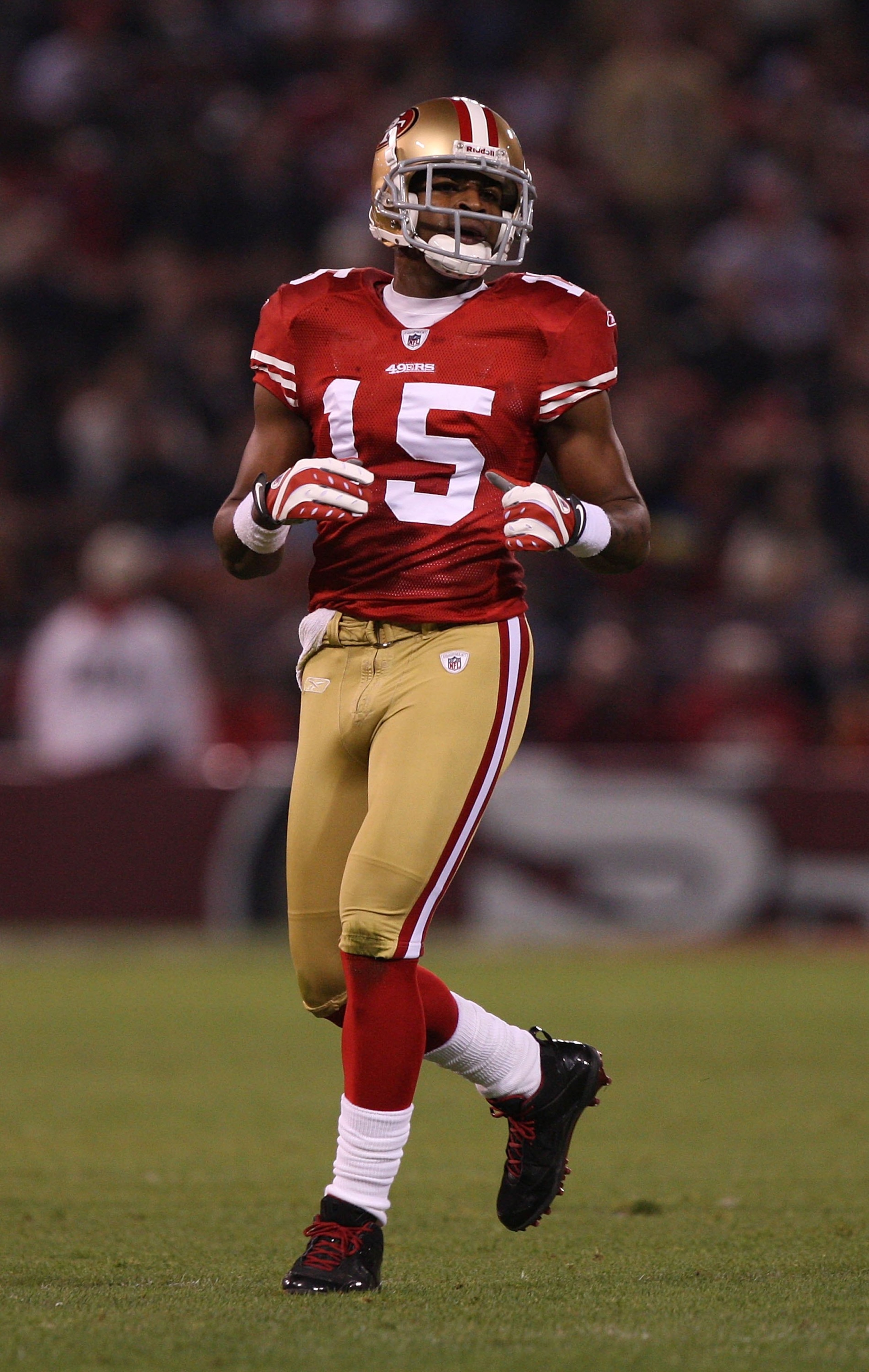 SAN FRANCISCO - DECEMBER 14:  Michael Crabtree #15 of the San Francisco 49ers in action against the Arizona Cardinals at Candlestick Park on December 14, 2009 in San Francisco, California.  (Photo by Jed Jacobsohn/Getty Images)
