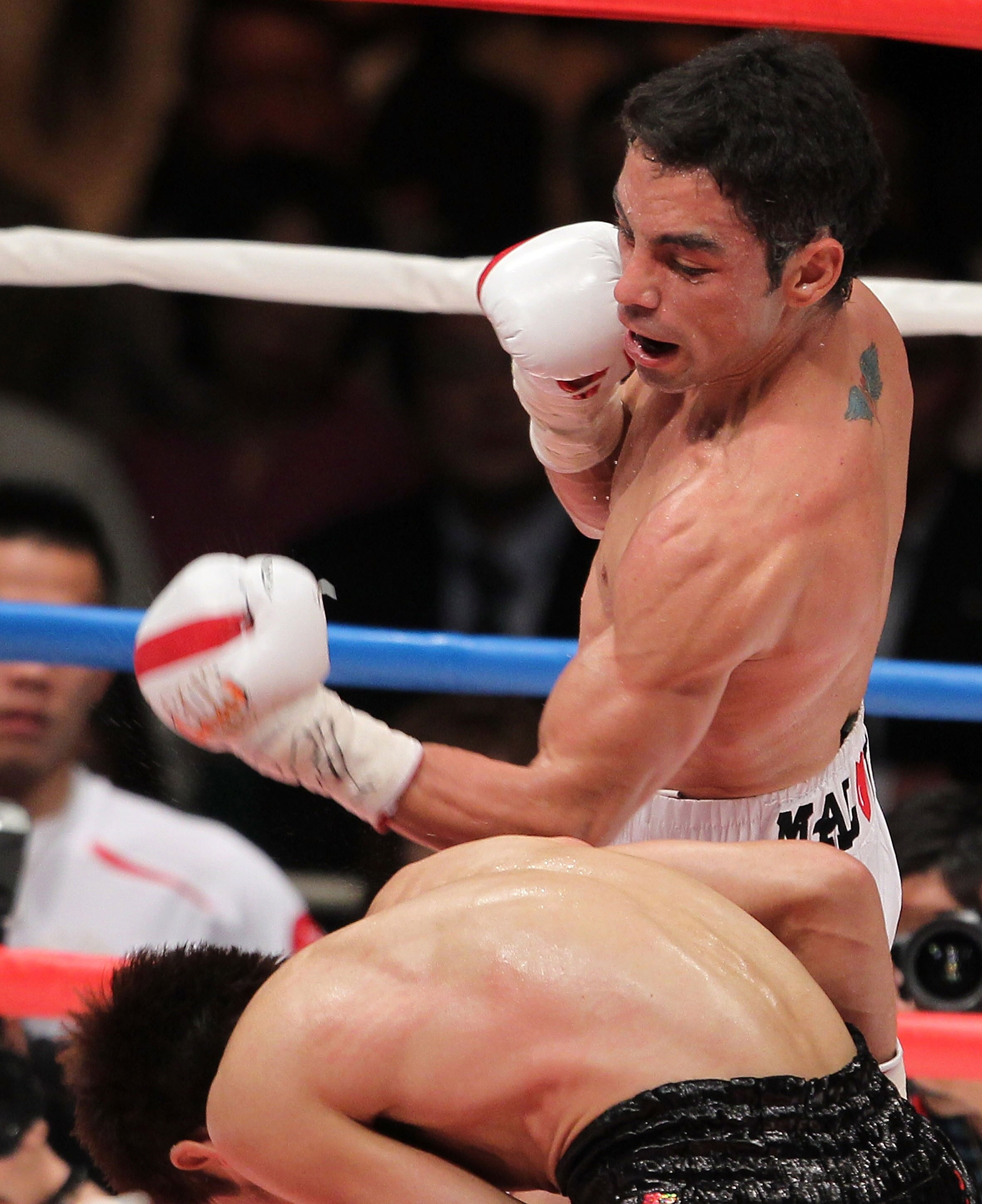 TOKYO - APRIL 30: Fernando Montiel of Mexico hits his left on Hozumi Hasegawa of Japan during the WBC Bantamweight Title Fight between Hozumi Hasegawa and Fernando Montiel at Nippon Budokan on April 30, 2010 in Tokyo, Japan. (Photo by Koichi Kamoshida/G TOKYO - APRIL 30: Fernando Montiel of Mexico hits his left on Hozumi Hasegawa of Japan during the WBC Bantamweight Title Fight between Hozumi Hasegawa and Fernando Montiel at Nippon Budokan on April 30, 2010 in Tokyo, Japan. (Photo by Koichi Kamoshida/G