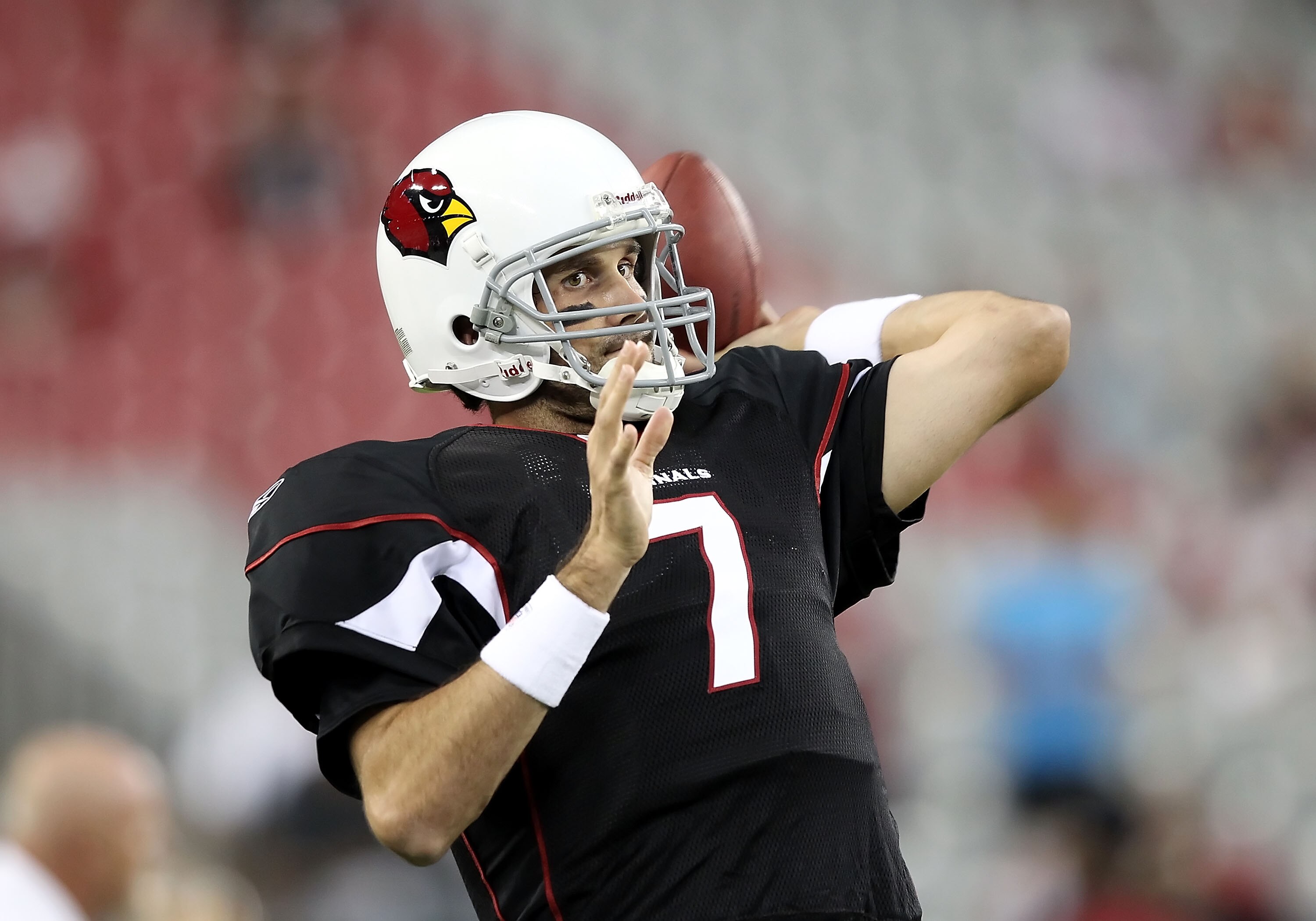 GLENDALE, AZ - SEPTEMBER 02:  Quarterback Matt Leinart #7 of the Arizona Cardinals warms up before the preseason NFL game against the Washington Redskins at the University of Phoenix Stadium on September 2, 2010 in Glendale, Arizona. The Cardinals defeate