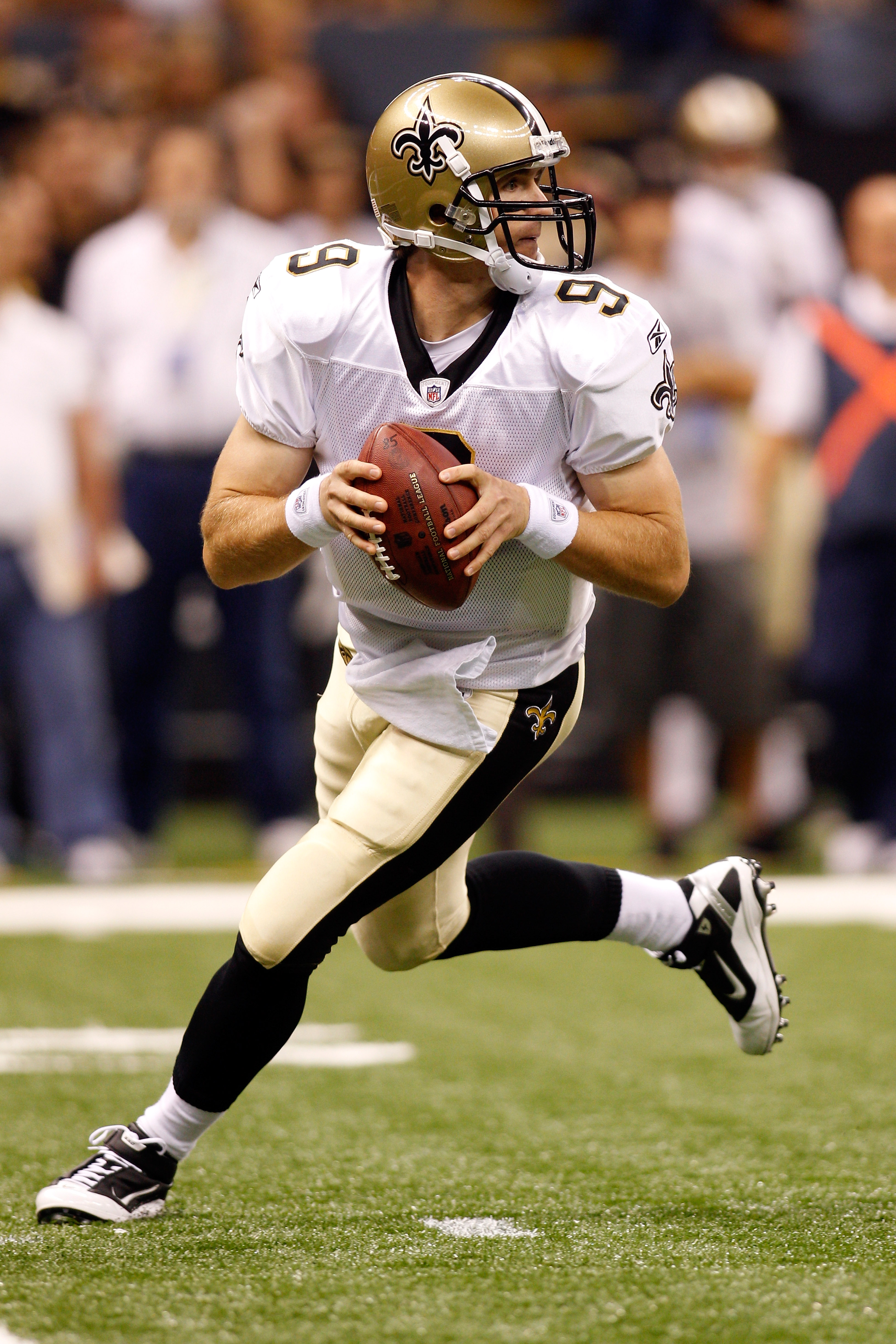NEW ORLEANS - AUGUST 27:  Drew Brees #9 of the New Orleans Saints in action against the San Diego Chargers at the Louisiana Superdome on August 27, 2010 in New Orleans, Louisiana.  (Photo by Chris Graythen/Getty Images)