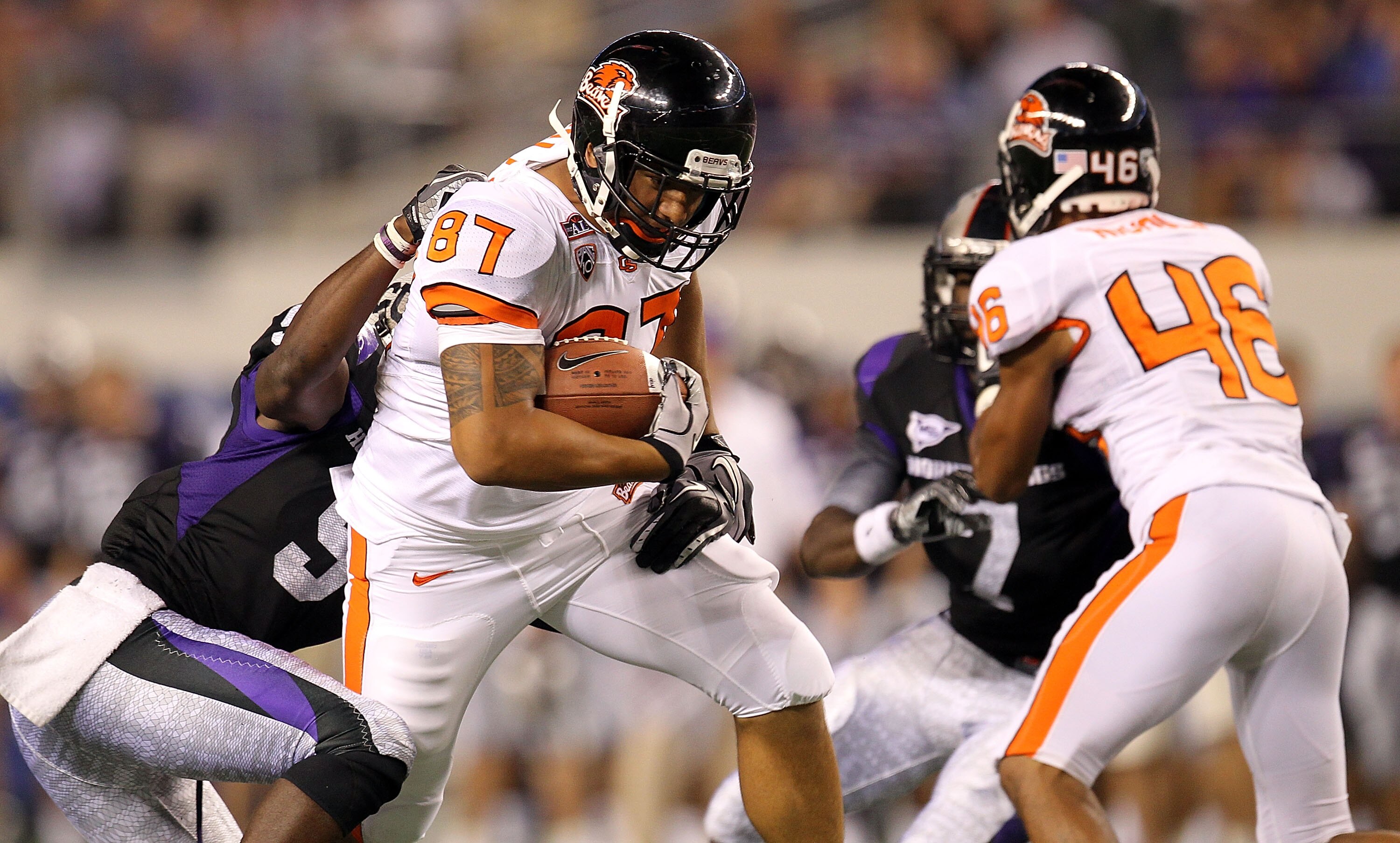 ARLINGTON, TX - SEPTEMBER 04:  Tight end Joe Halahuni #87 of the Oregon State Beavers runs the ball against Alex Ibiloye #9 of the TCU Horned Frogs at Cowboys Stadium on September 4, 2010 in Arlington, Texas.  (Photo by Ronald Martinez/Getty Images)