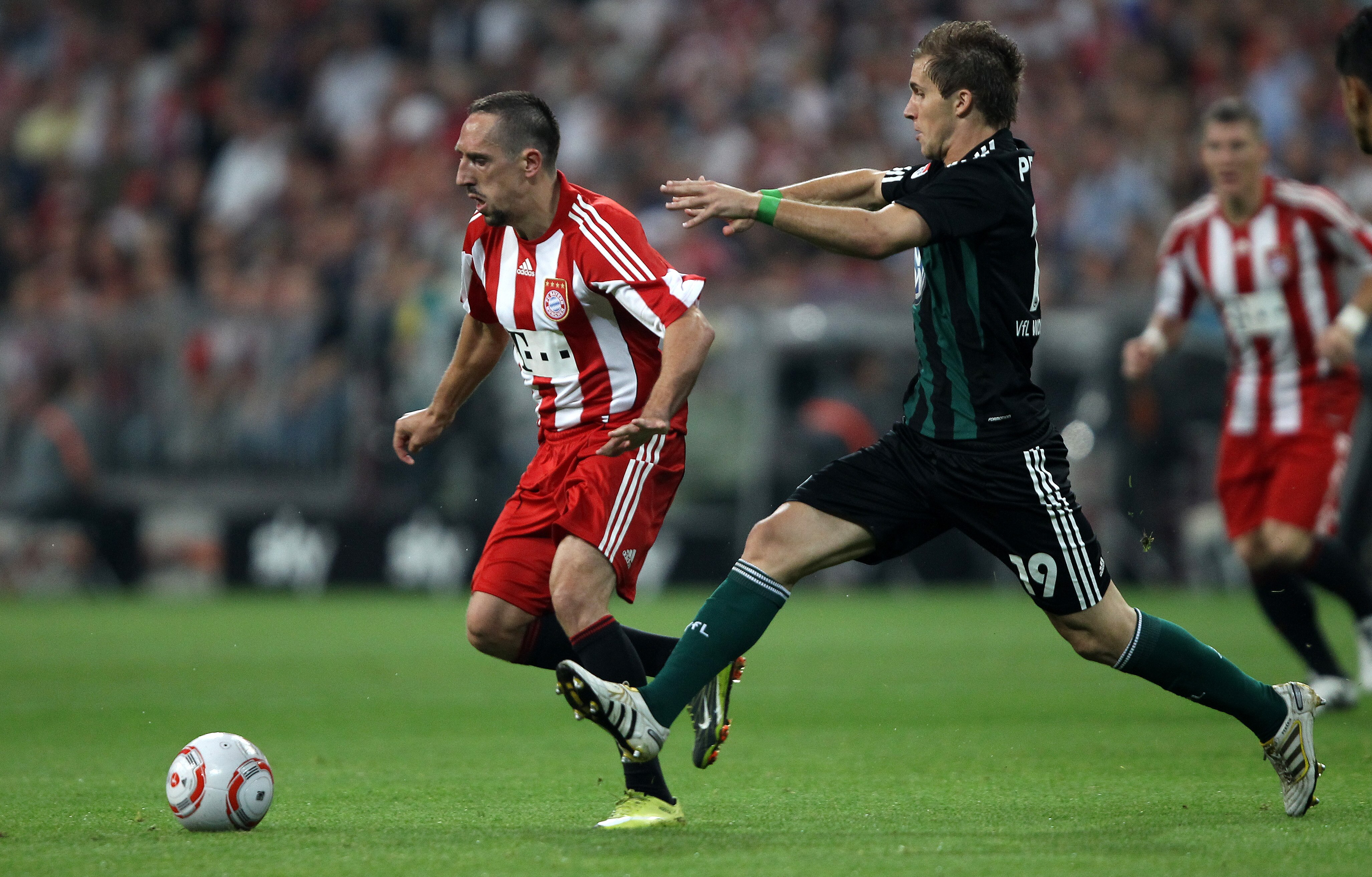 MUNICH, GERMANY - AUGUST 20:  Franck Ribery of Bayern is chased by Peter Pekarik of Wolfsburg during the Bundesliga match between FC Bayern Muenchen and VfL Wolfsburg at Allianz Arena on August 20, 2010 in Munich, Germany.  (Photo by Clive Brunskill/Getty
