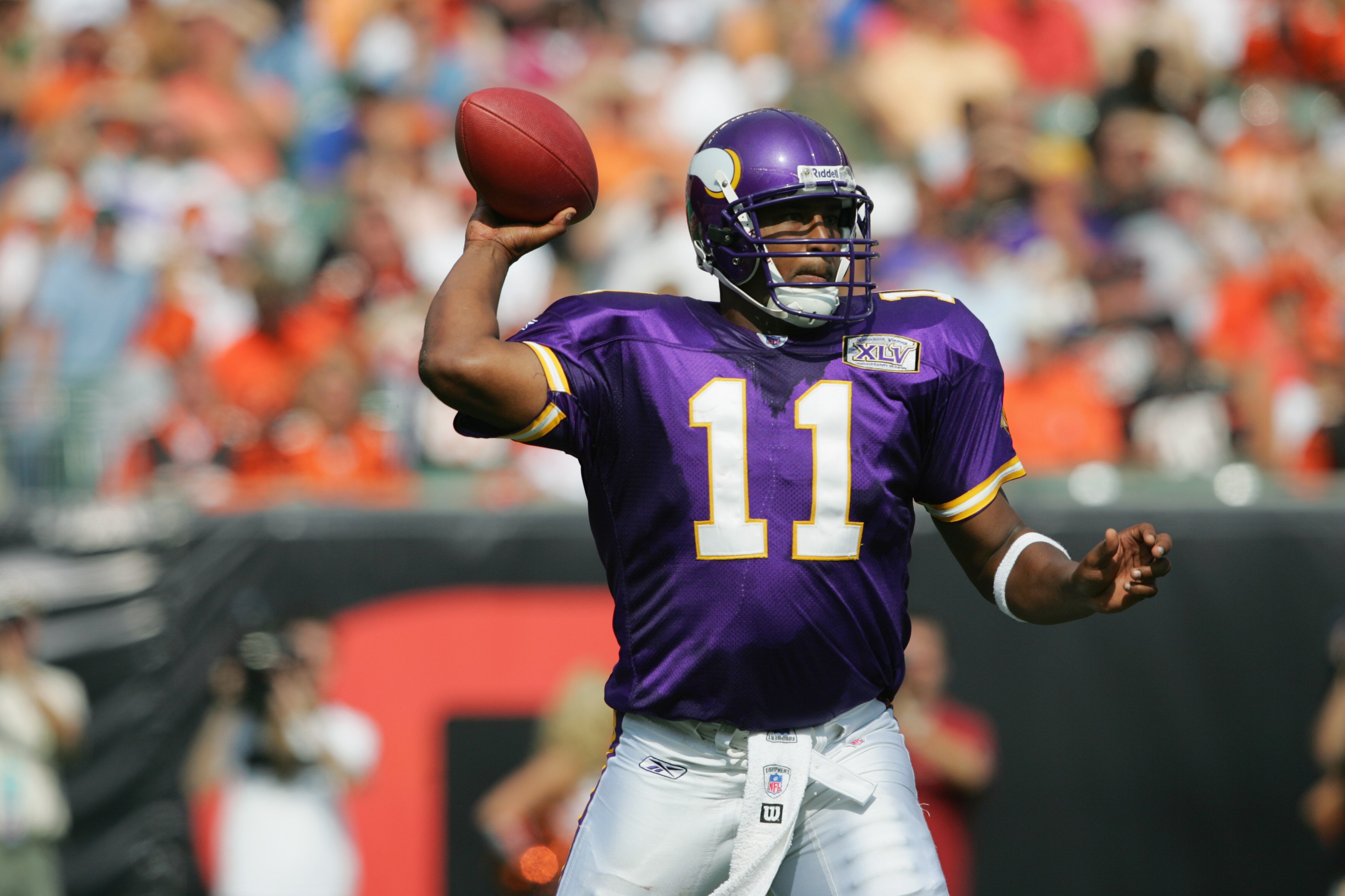 CINCINNATI, OH - SEPTEMBER 18:  Quarterback Daunte Culpepper #11 of the Minnesota Vikings drops back to pass against the Cincinnati Bengals during the NFL game at Paul Brown Stadium on September 18, 2005 in Cincinnati, Ohio.  (Photo by Andy Lyons/Getty Im