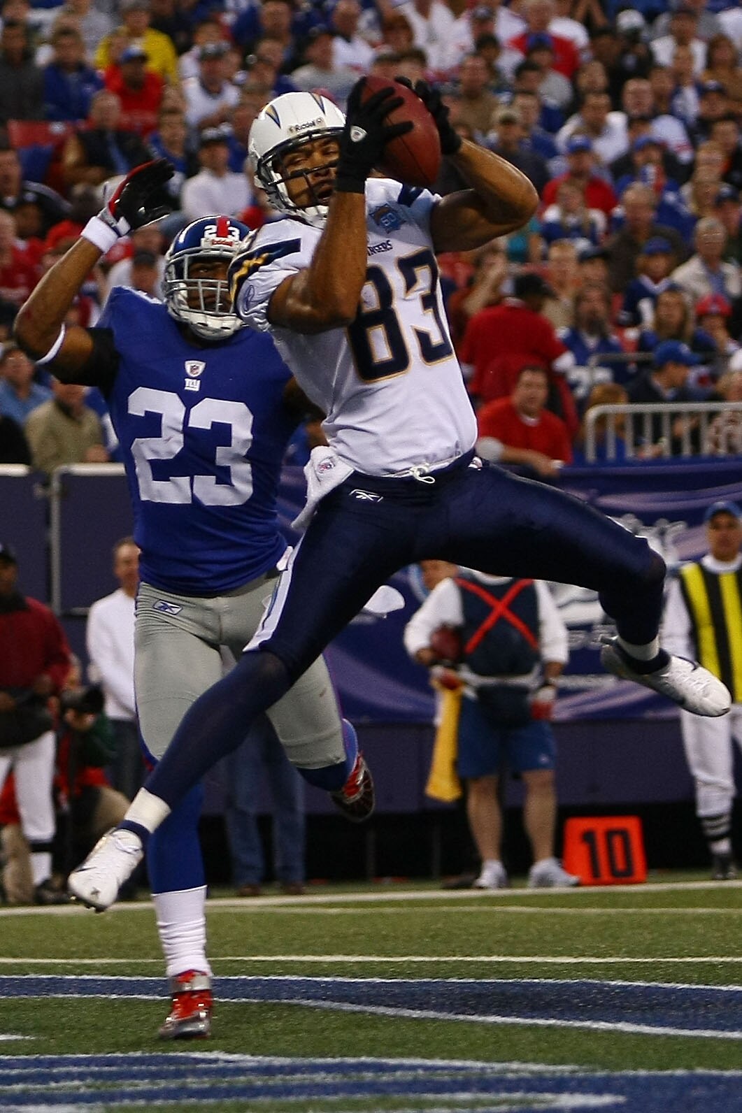EAST RUTHERFORD, NJ - NOVEMBER 08:  Vincent Jackson #83 of the San Diego Chargers makes a touchdown catch under pressure from Corey Webster #23 of the the New York Giants on November 8, 2009 at Giants Stadium in East Rutherford, New Jersey.  (Photo by Chr