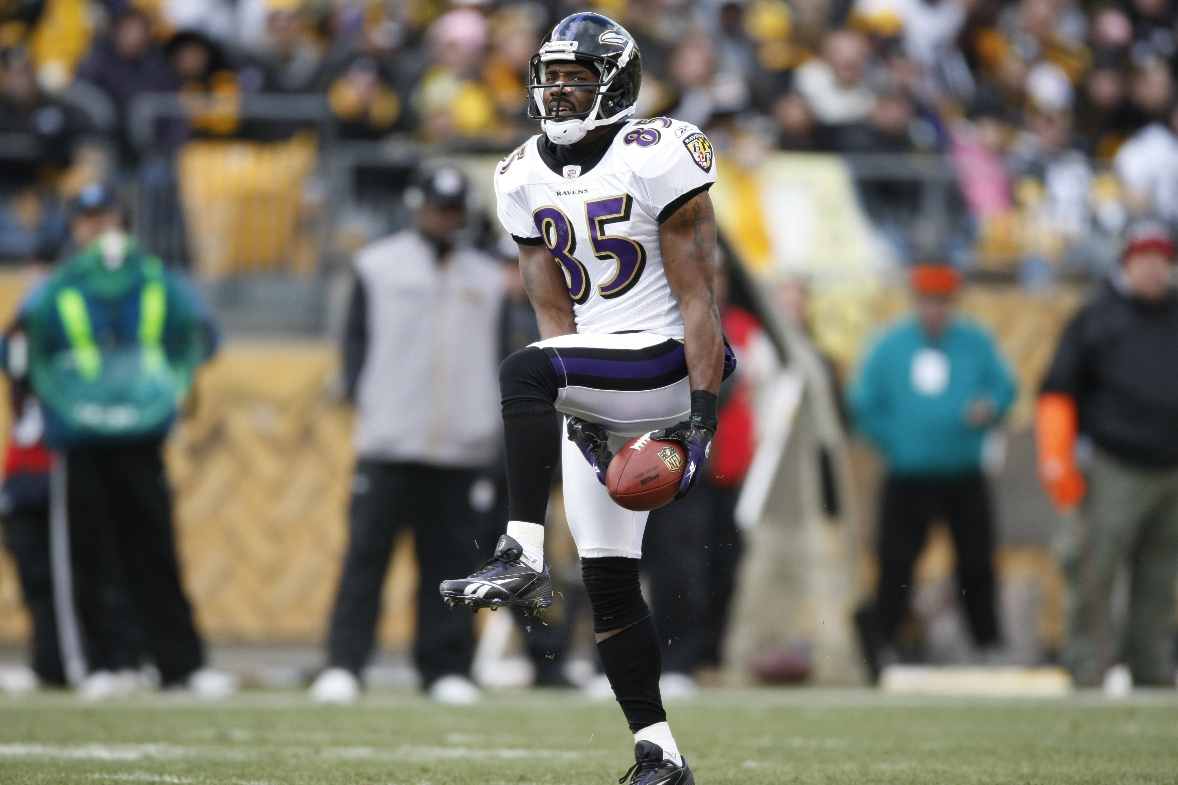 PITTSBURGH - DECEMBER 27:  Derrick Mason #85 of the Baltimore Ravens celebrates a catch during the game against the Pittsburgh Steelers on December 27, 2009 at Heinz Field in Pittsburgh, Pennsylvania. (Photo by Gregory Shamus/Getty Images)
