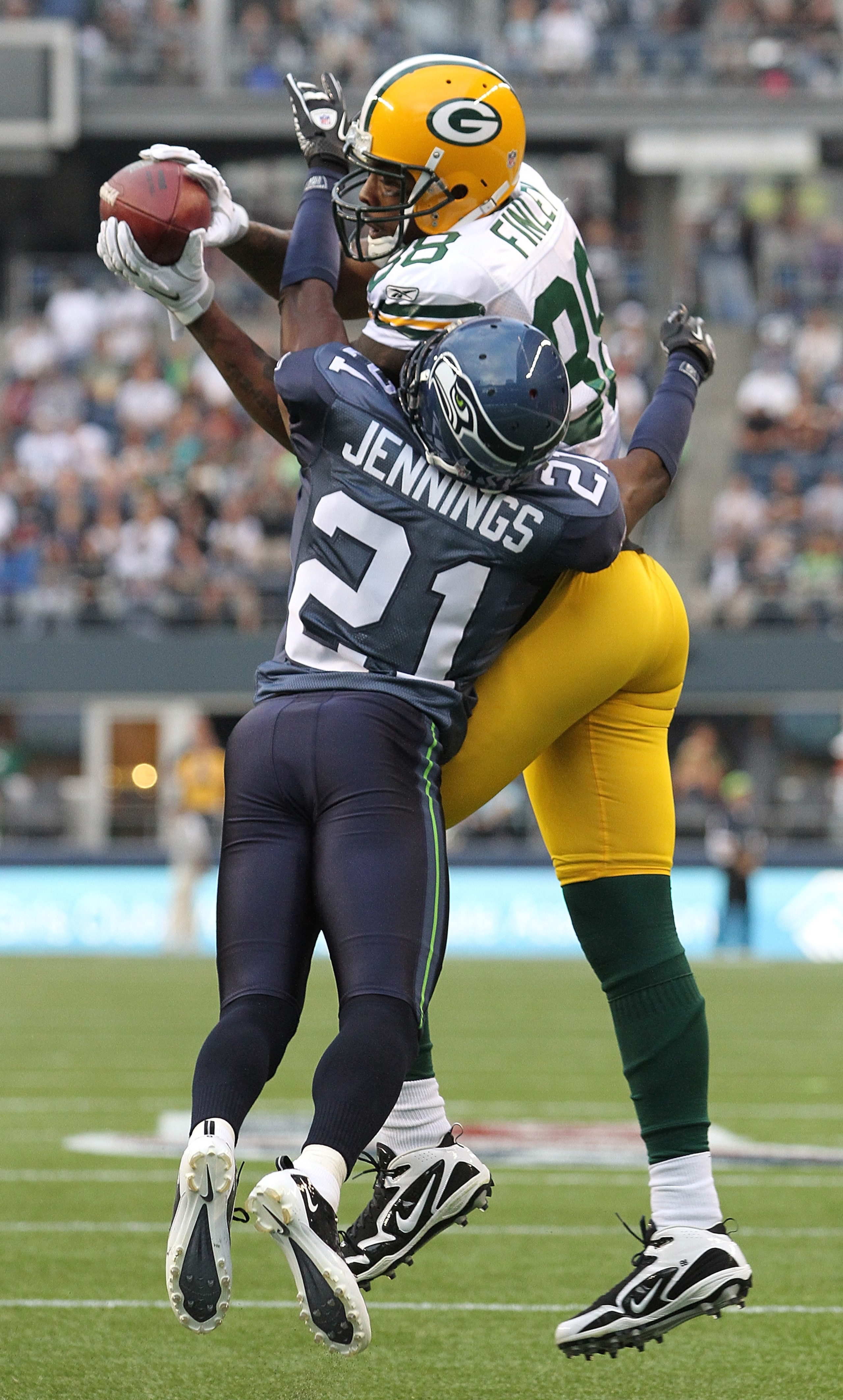 SEATTLE - AUGUST 21:  Tight end Jermichael Finley #88 of the Green Bay Packers makes a catch during the preseason game against Kelly Jennings #21of the Seattle Seahawks at Qwest Field on August 21, 2010 in Seattle, Washington. (Photo by Otto Greule Jr/Get