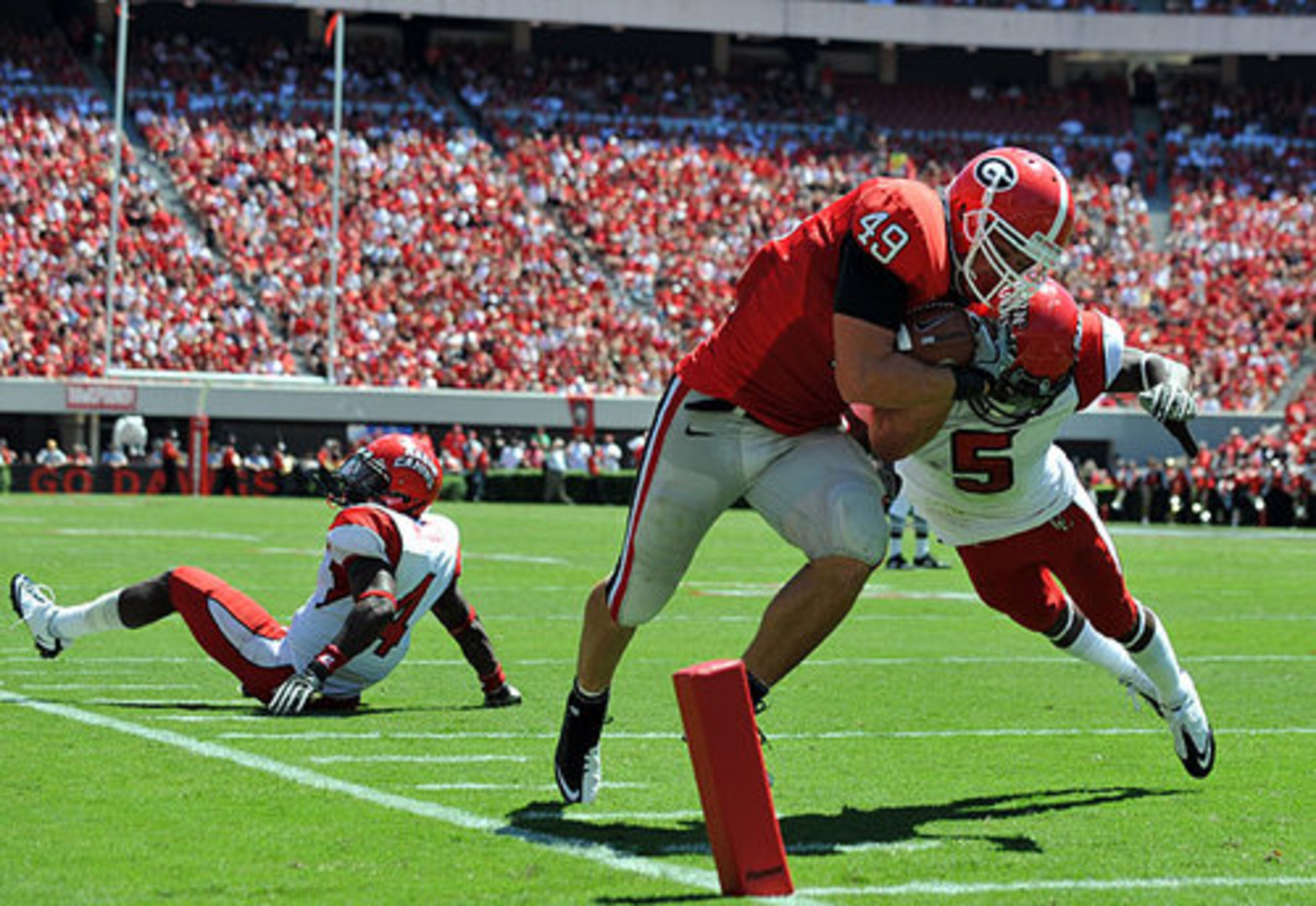 Chapas runs for to the endzone off a 11 yard pass from Murray