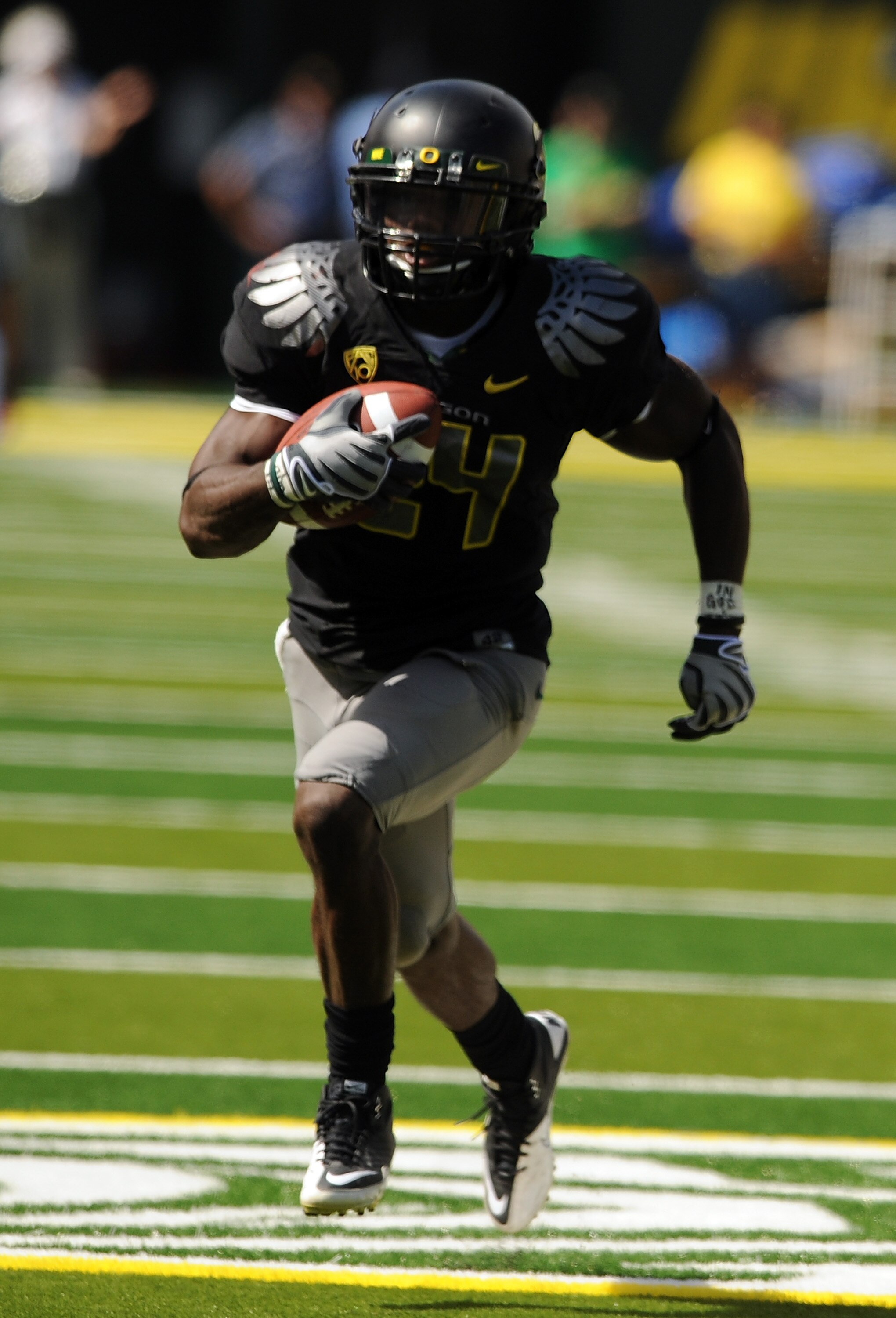 EUGENE, OR - SEPTEMBER 04: Running back Kenjon Barner #24 of the Oregon Ducks heads for the endzone and a touchdown in the second quarter of the game against the New Mexico Lobos at Autzen Stadium on September 4, 2010 in Eugene, Oregon. Barner had 225 tot