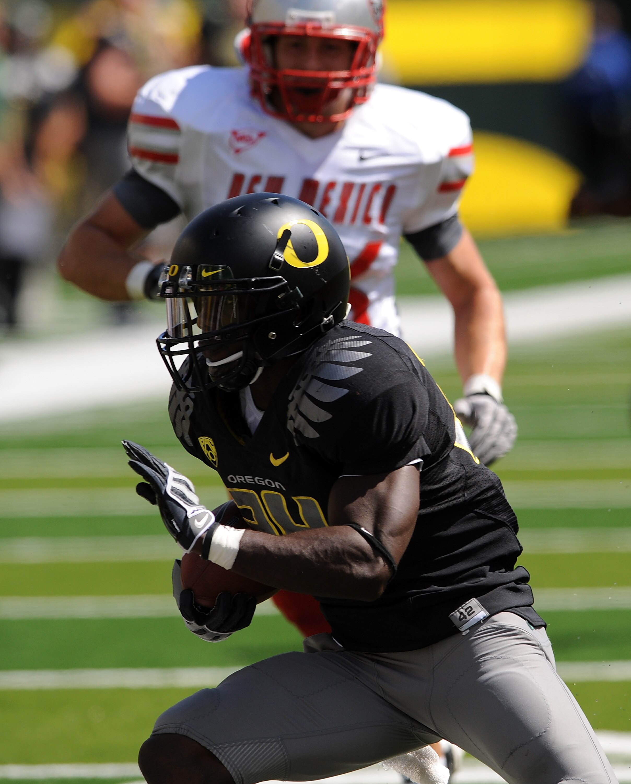 EUGENE, OR - SEPTEMBER 04: Running back Kenjon Barner #24 of the Oregon Ducks heads for the endzone and a touchdown in the first quarter of the game against the New Mexico Lobos at Autzen Stadium on September 4, 2010 in Eugene, Oregon. Barner had 225 tota