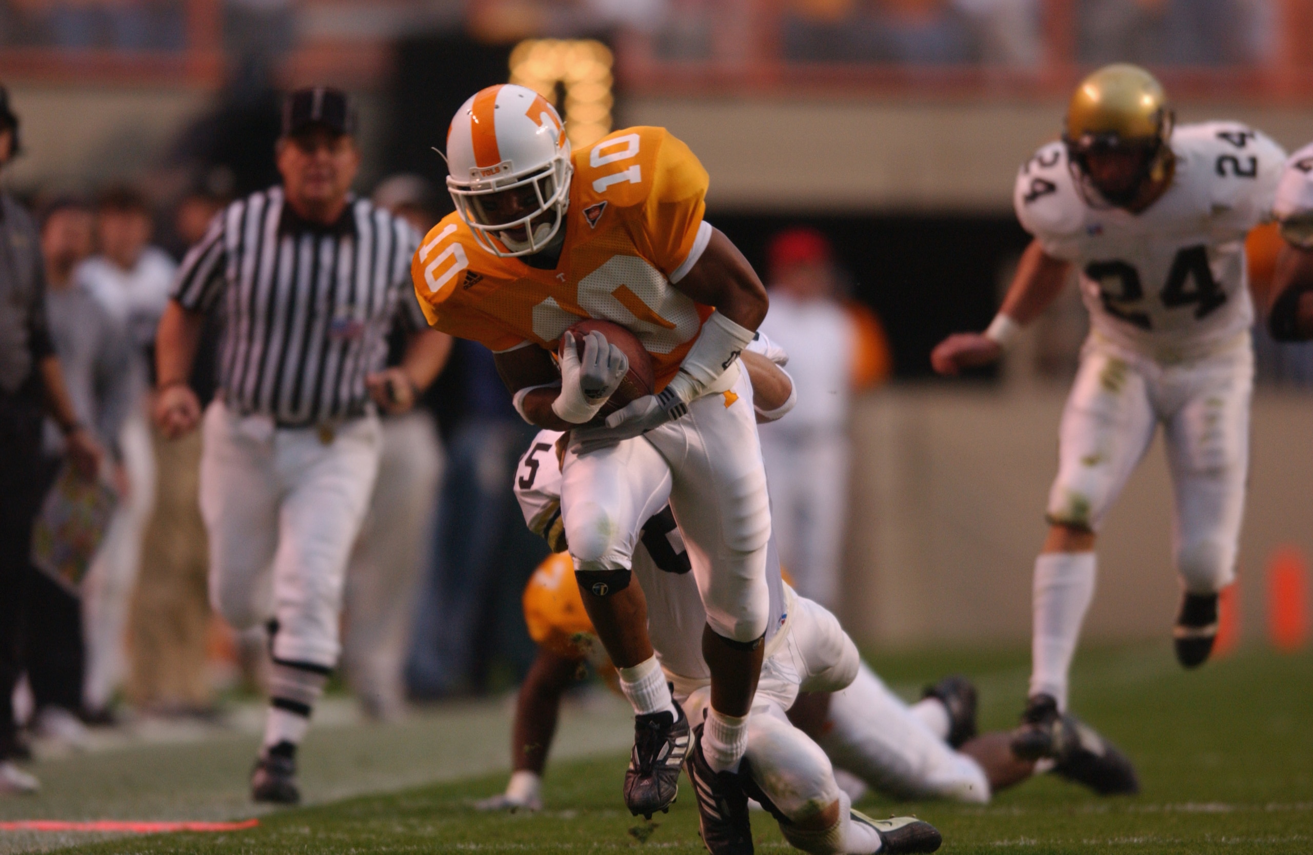 KNOXVILLE, TN - NOVEMBER 24:  Mark Jones #10 of the Tennessee Volunteers runs with the ball against the Vanderbilt Commodores during the game on November 24, 2001 at Neyland Stadium in Knoxville, Tennessee. Tennesse won 38-0. (Photo by Doug Pensinger/Gett