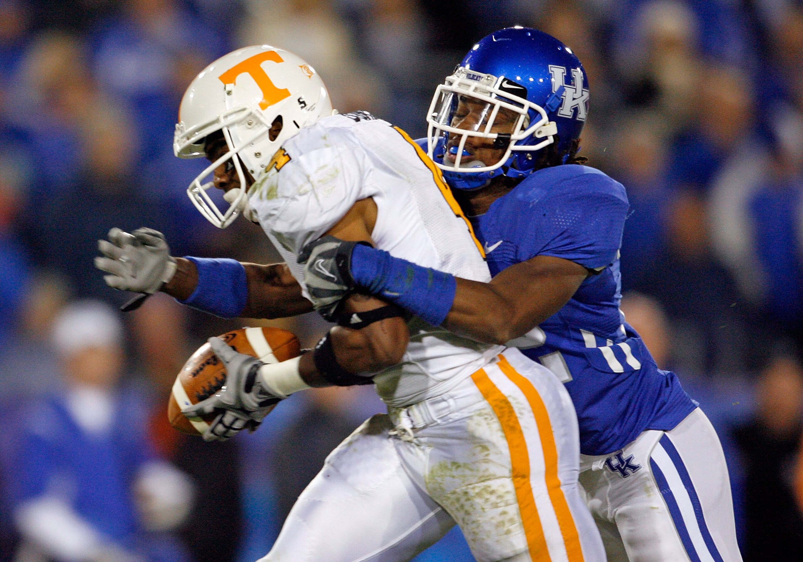 LEXINGTON, KY - NOVEMBER 28:  Gerald Jones #4 of the Tennessee Volunteers catches a pass while defended by Trevard Lindley #32 of the Kentucky Wildcats during the SEC game at Commonwealth Stadium on November 28, 2009 in Lexington, Kentucky.  (Photo by And