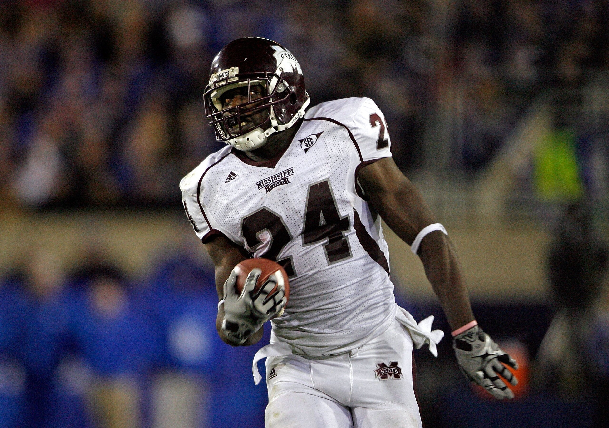 LEXINGTON, KY - OCTOBER 31: Anthony Dixon #24 of the Mississippi State Bulldogs runs with the ball during the SEC game against the Kentucky Wildcats at Commonwealth Stadium on October 31, 2009 in Lexington, Kentucky. (Photo by Andy Lyons/Getty Images) LEXINGTON, KY - OCTOBER 31: Anthony Dixon #24 of the Mississippi State Bulldogs runs with the ball during the SEC game against the Kentucky Wildcats at Commonwealth Stadium on October 31, 2009 in Lexington, Kentucky. (Photo by Andy Lyons/Getty Images)