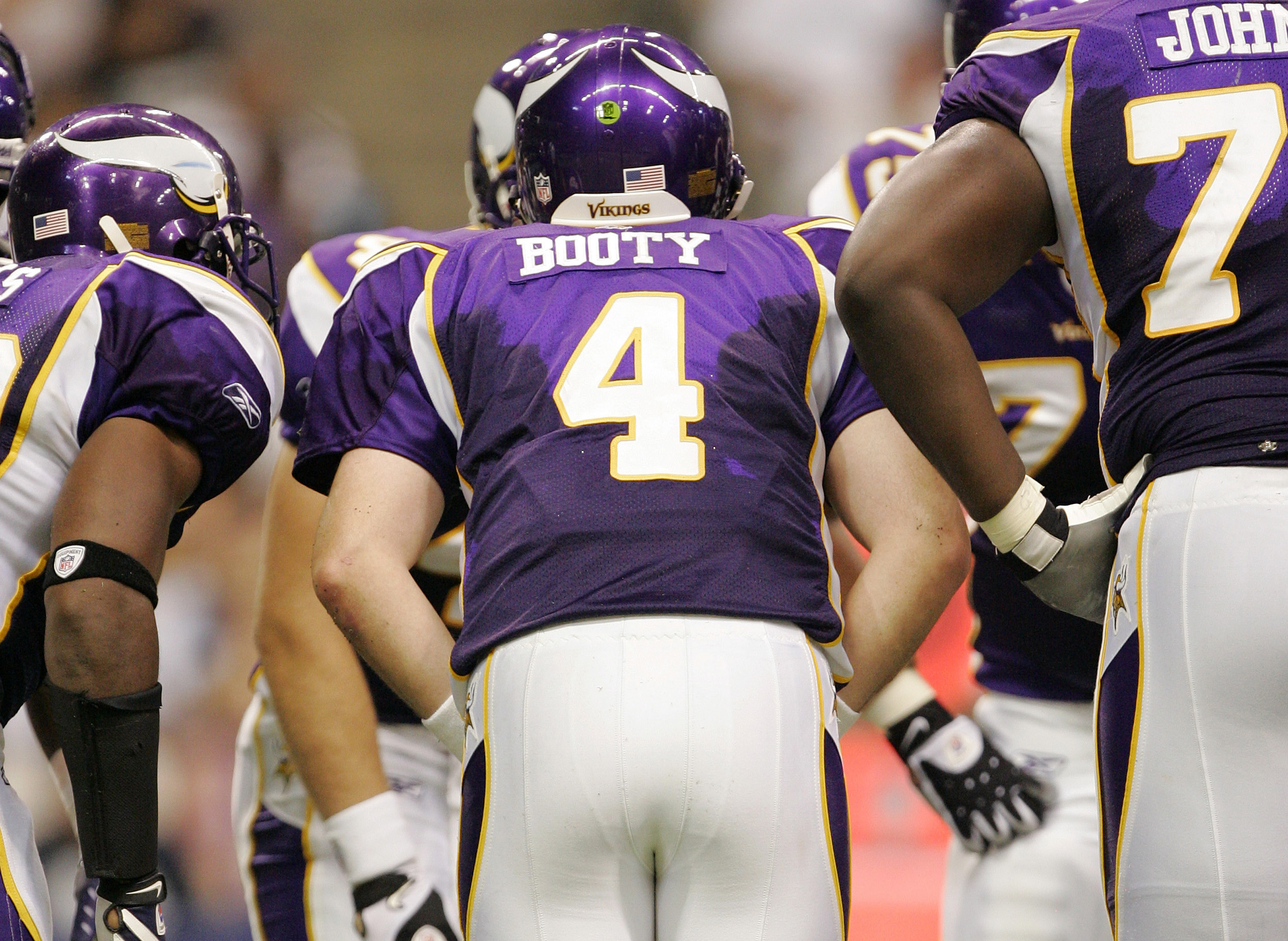 IRVING, TX - AUGUST 28:  Quarterback John David Booty #4 of the Minnesota Vikings makes the play call in the huddle against the Dallas Cowboys on August 28, 2008 at Texas Stadium in Irving, Texas.  The Cowboys won 16-10.  (Photo by Brian Bahr/Getty Images