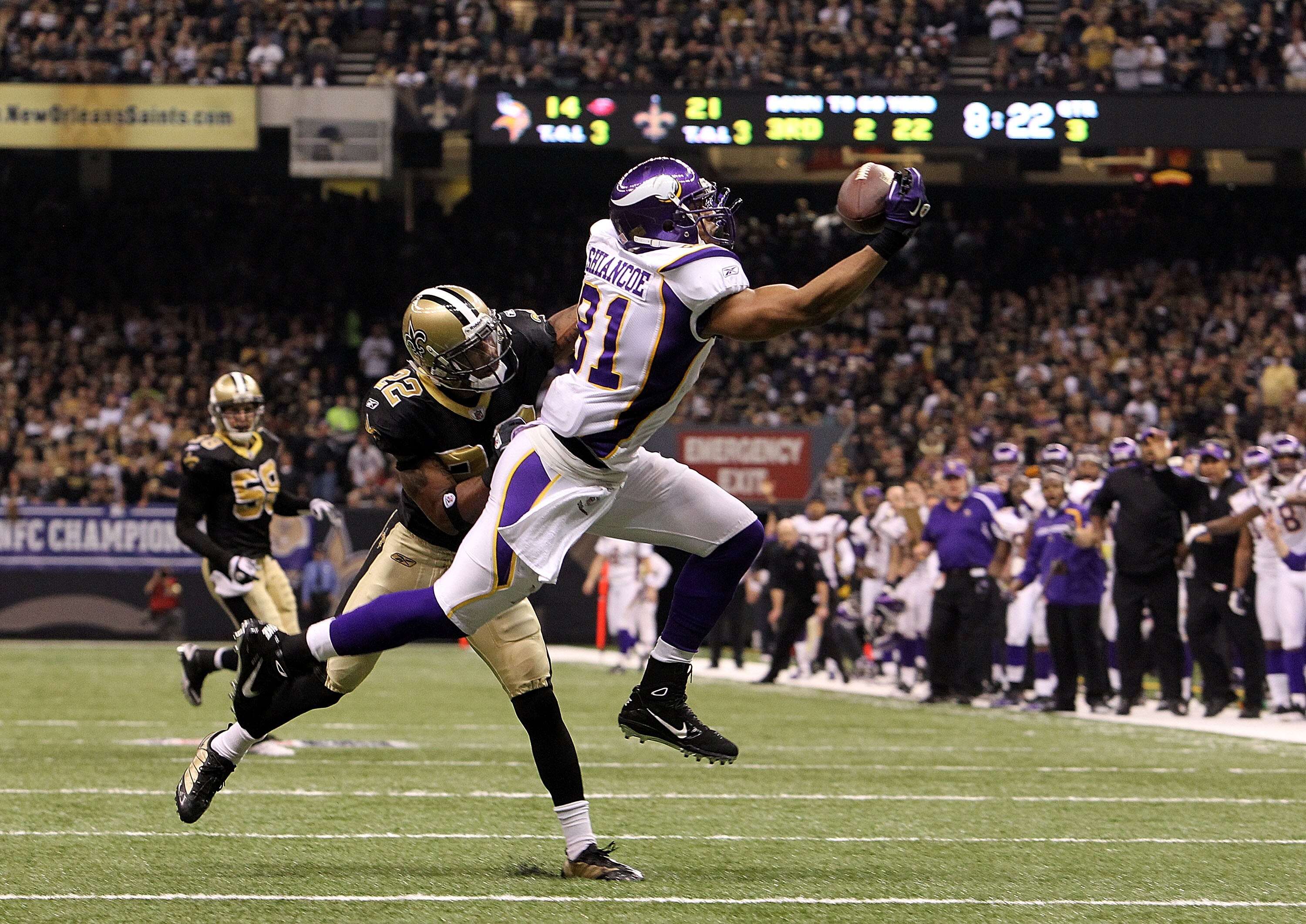 NEW ORLEANS - JANUARY 24:  Visanthe Shiancoe #81 of the Minnesota Vikings makes a one handed catch against Tracy Porter #22 of the New Orleans Saints during the NFC Championship Game at the Louisiana Superdome on January 24, 2010 in New Orleans, Louisiana