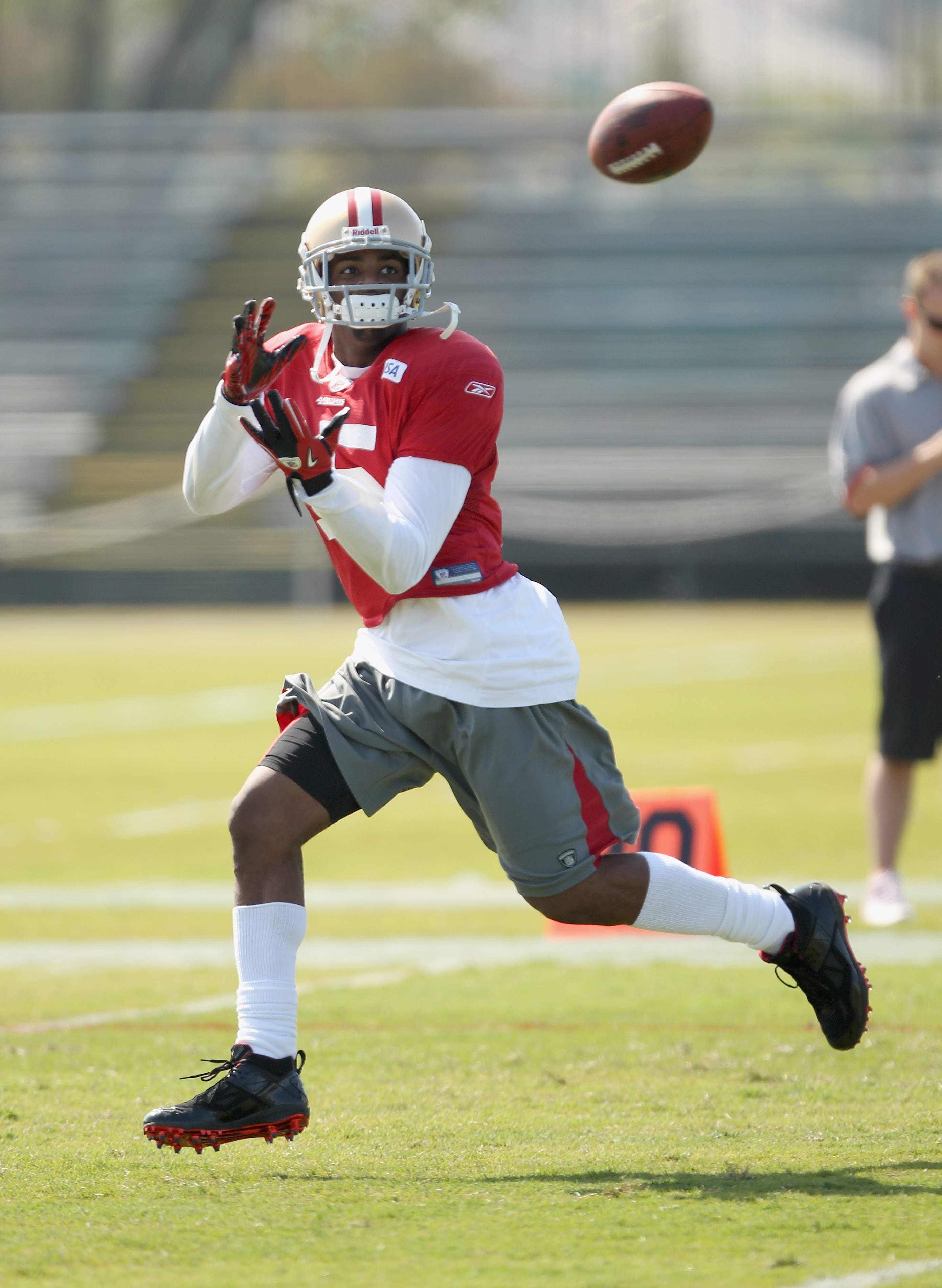 SANTA CLARA, CA - AUGUST 02:  Michael Crabtree #15 works out during the San Francisco 49ers training camp at their training complex on August 2, 2010 in Santa Clara, California.  (Photo by Ezra Shaw/Getty Images)