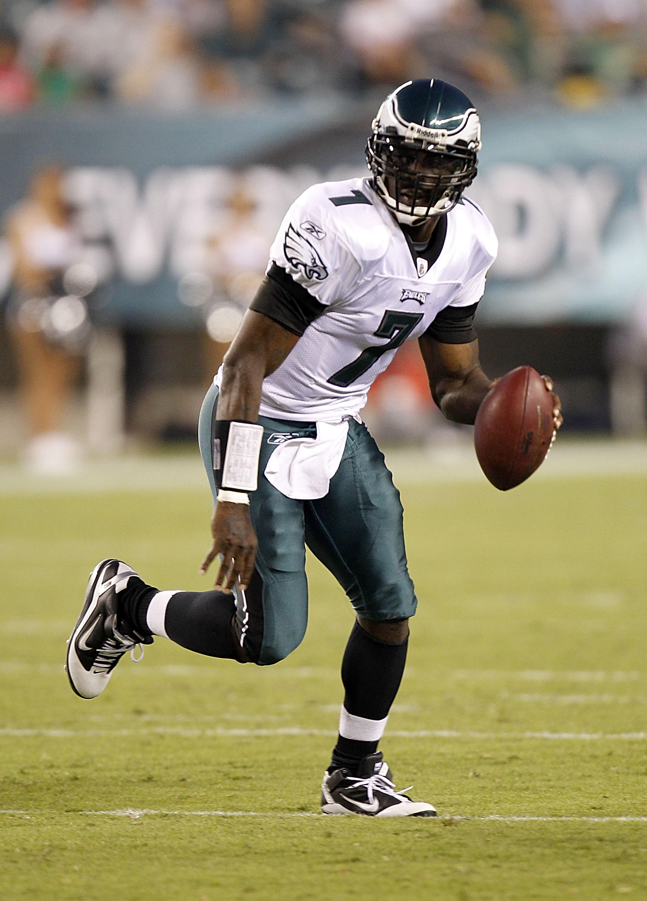 PHILADELPHIA - SEPTEMBER 02: Michael Vick #7 of the Philadelphia Eagles drops back to pass during a preseason game against the New York Jets at Lincoln Financial Field on September 2, 2010 in Philadelphia, Pennsylvania. (Photo by Jeff Zelevansky/Getty Ima