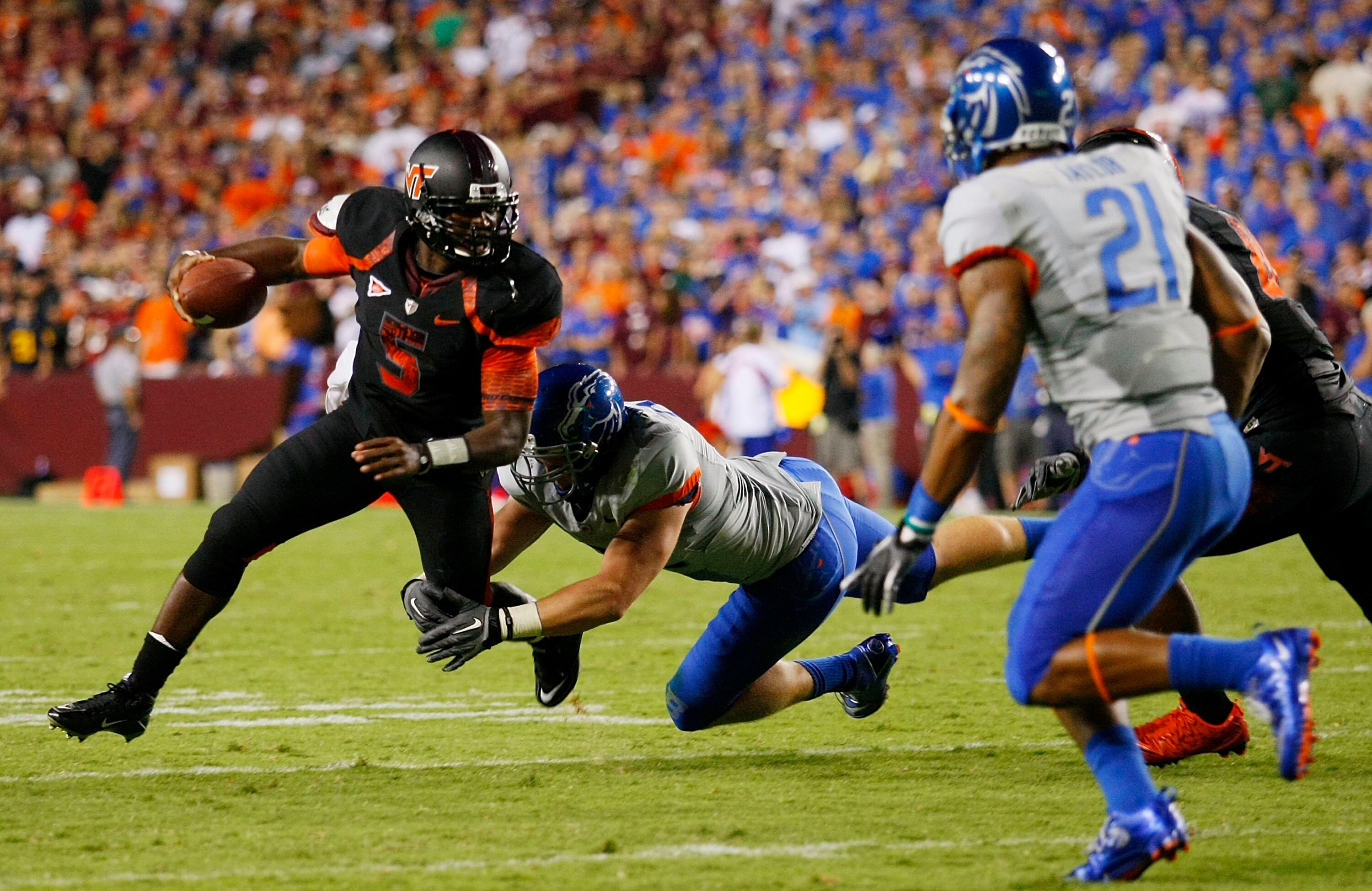 LANDOVER, MD - SEPTEMBER 06:  Quarterback #7 Tyrod Taylor of the Virginia Tech Hokies avoids defensive end #92 Shea McClellin of the Boise State Broncos at FedExField on September 6, 2010 in Landover, Maryland.  (Photo by Geoff Burke/Getty Images)