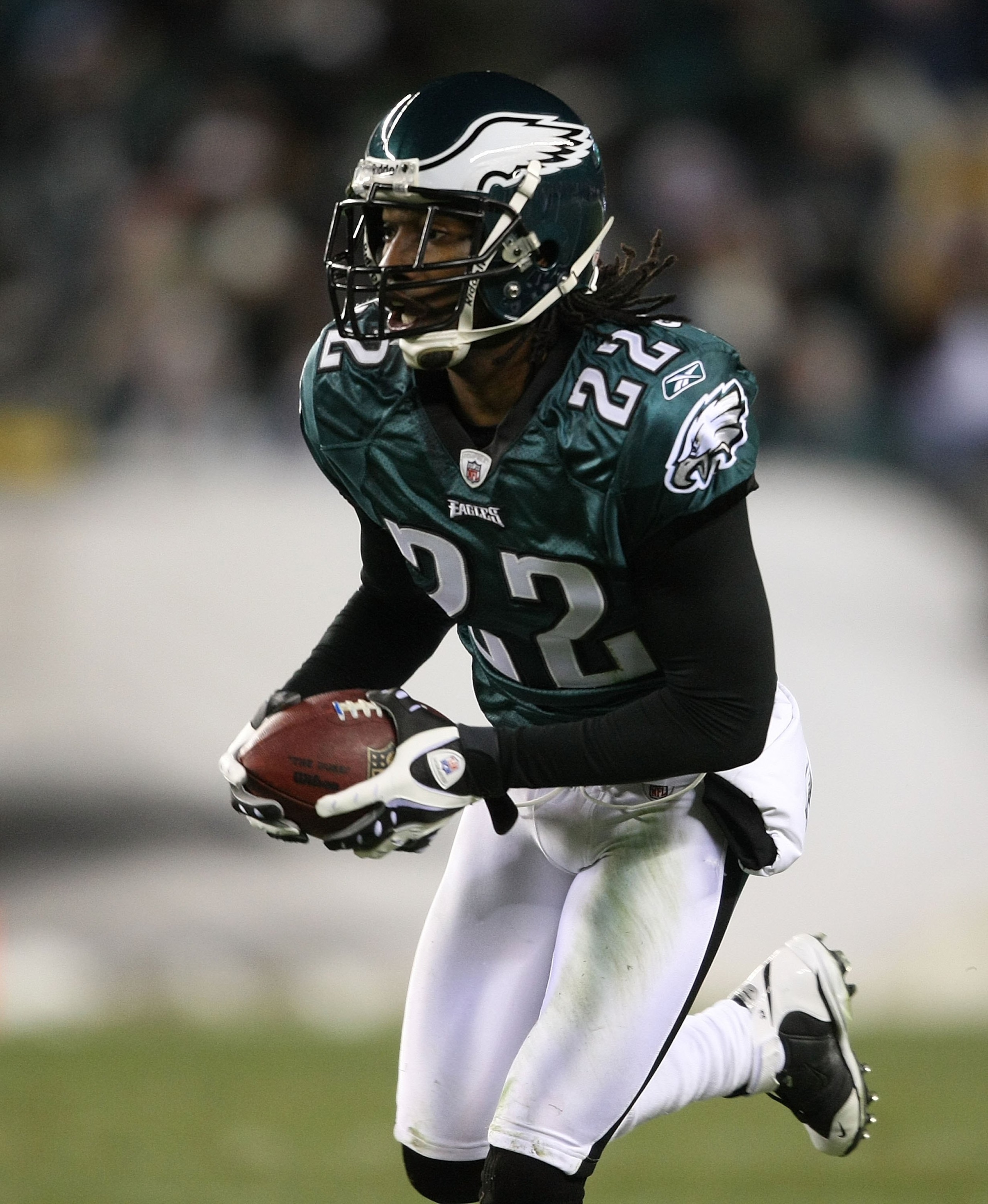 PHILADELPHIA - DECEMBER 20:  Asante Samuel #22 of the Philadelphia Eagles rushes after catching a second quarter interception against the San Francisco 49ers at Lincoln Financial Field on December 20, 2009 in Philadelphia, Pennsylvania.  (Photo by Nick La