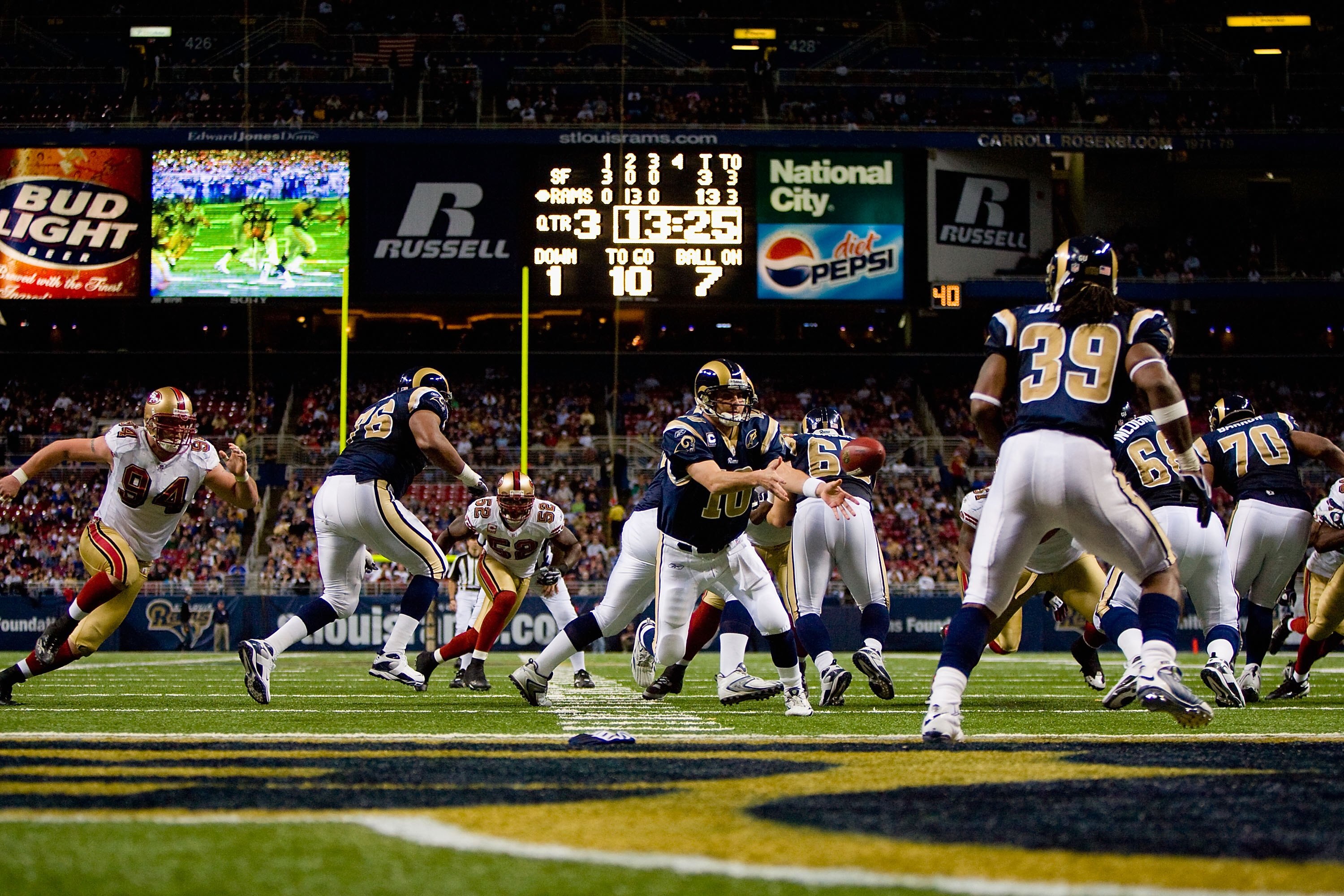 ST. LOUIS, MO - DECEMBER 21:  Marc Bulger #10 of the St. Louis Rams pitches the ball to Steven Jackson #39 during the game against the San Francisco 49ers at the Edward Jones Dome on December 21, 2008 in St. Louis, Missouri. The 49ers won 17-16. (Photo by