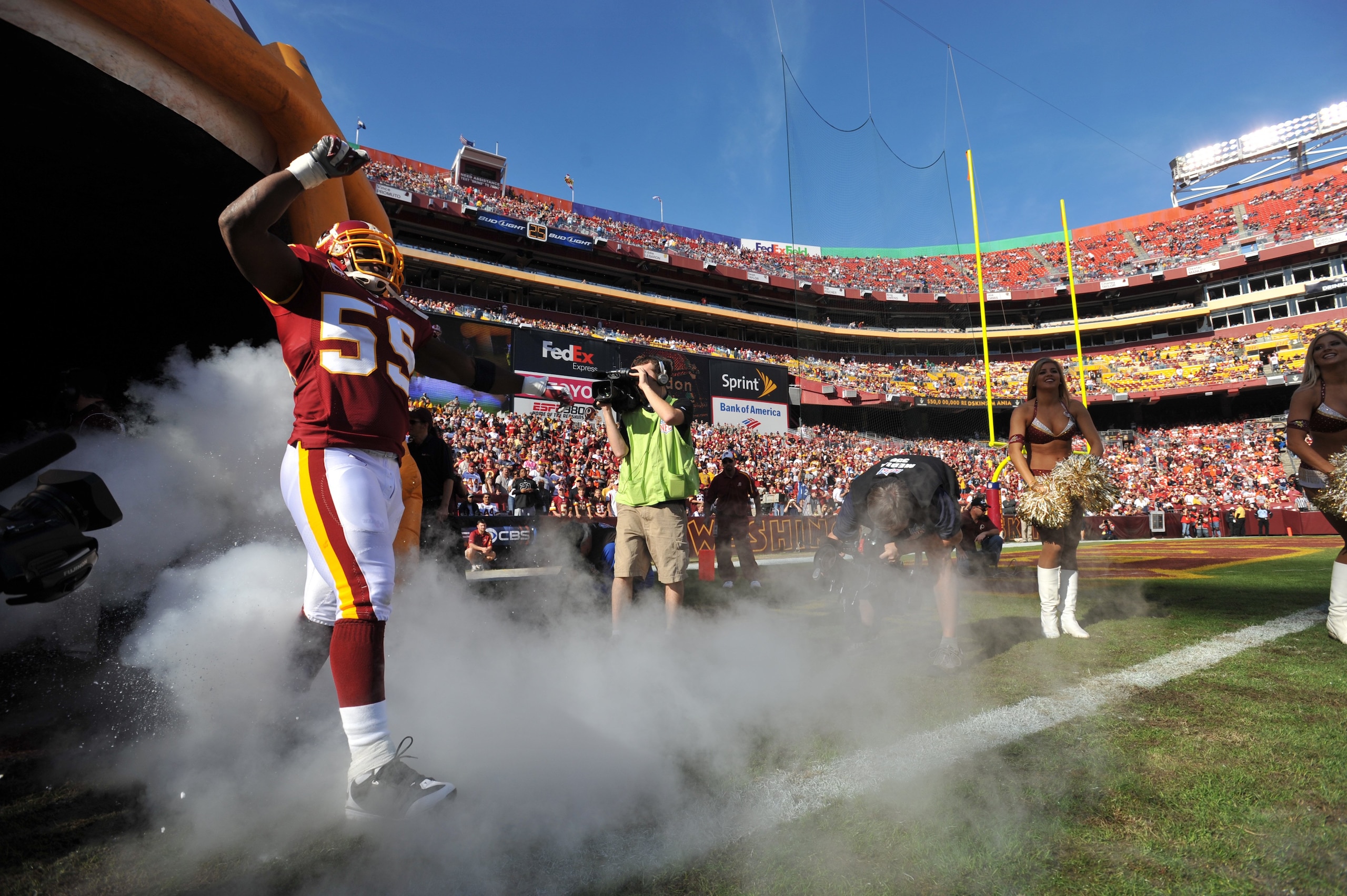 LANDOVER, MD - NOVEMBER 15:  London Fletcher #59 of the Washington Redskins is introduced before the game against the Denver Broncos at FedExField on November 15, 2009 in Landover, Maryland. The Redskins won 27-17. (Photo by Larry French/Getty Images)