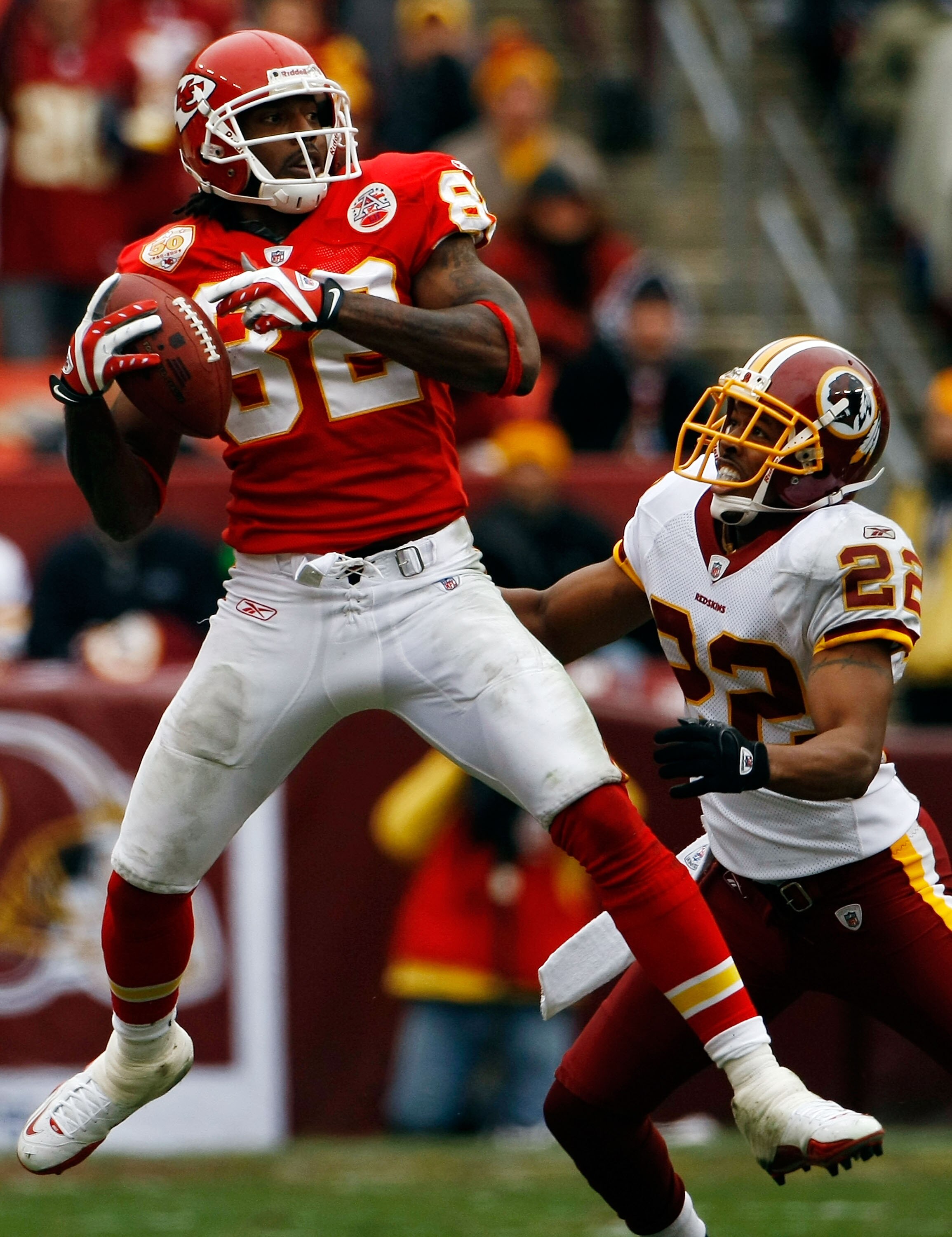 LANDOVER, MD - OCTOBER 18:  Dwayne Bowe #82 of the Kansas City Chiefs catches a pass as Carlos Rogers #22 of the Washington Redskins defends during their game October 18, 2009 at FedEx Field in Landover, Maryland.The Chiefs won the game 14-6.  (Photo by W