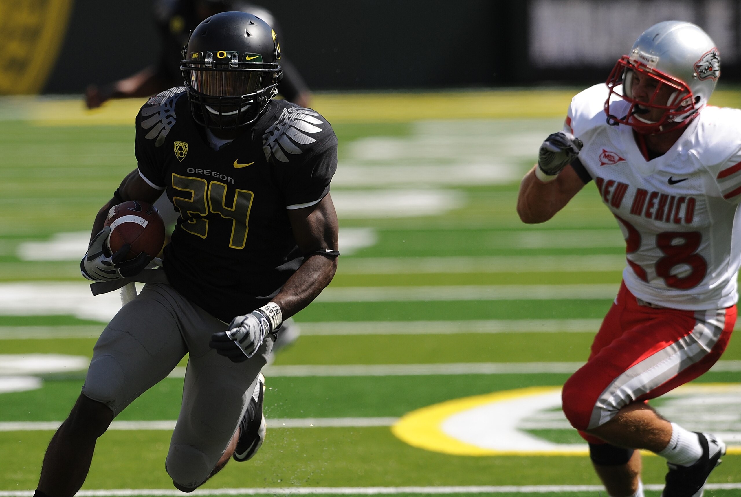 EUGENE, OR - SEPTEMBER 04: Running back Kenjon Barner #24 of the Oregon Ducks turns the corner on safety Bubba Forrest #28 of the New Mexico Lobos and scores a touchdown in the first quarter of the game at Autzen Stadium on September 4, 2010 in Eugene, Or