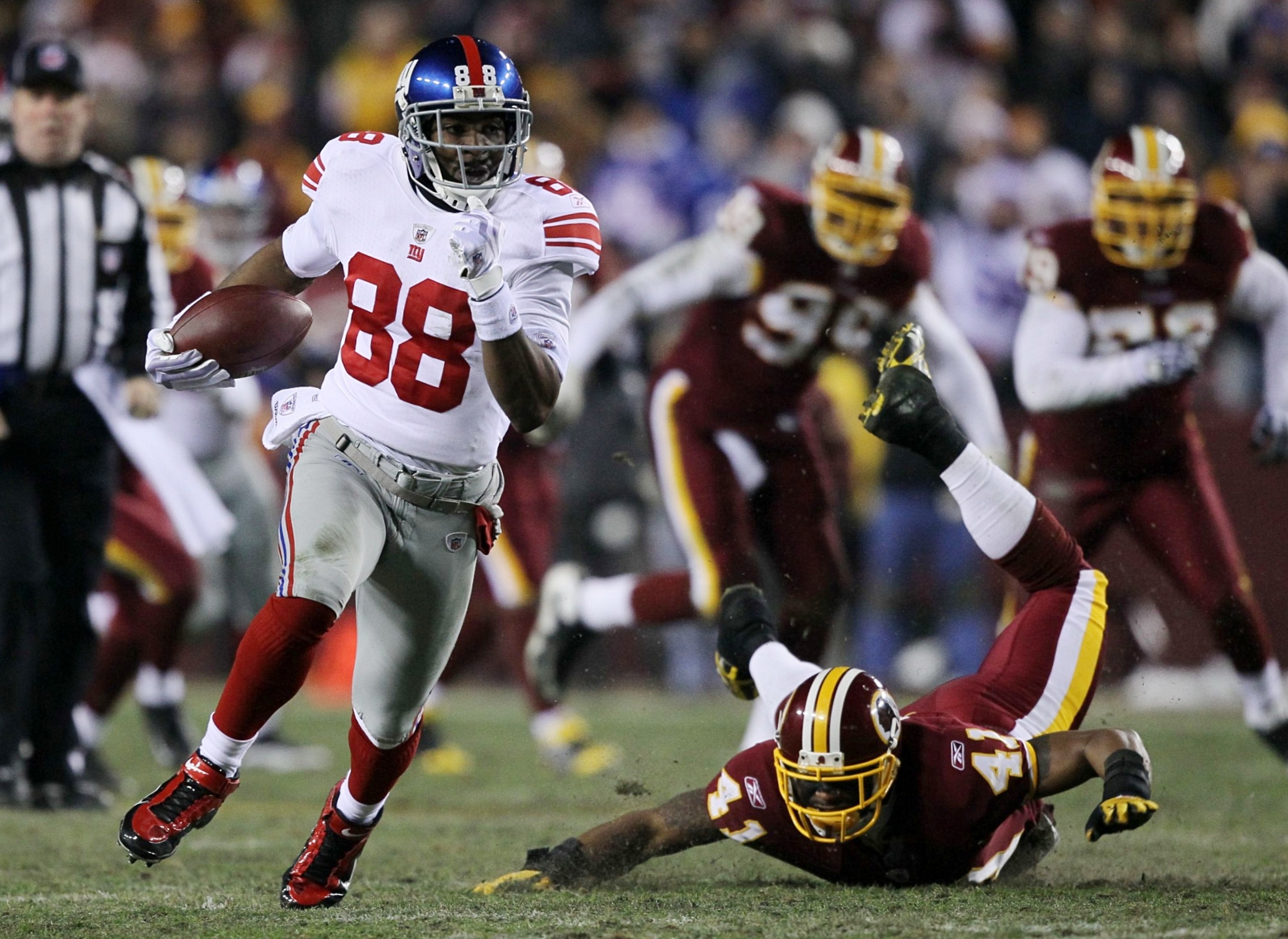 LANDOVER, MD - DECEMBER 21:  Hakeem Nicks #88 of the New York Giants runs after-the-catch for a 45-yard gain in the second quarter against the Washington Redskins at FedEx Field on December 21, 2009 in Landover, Maryland. (Photo by Al Bello/Getty Images)