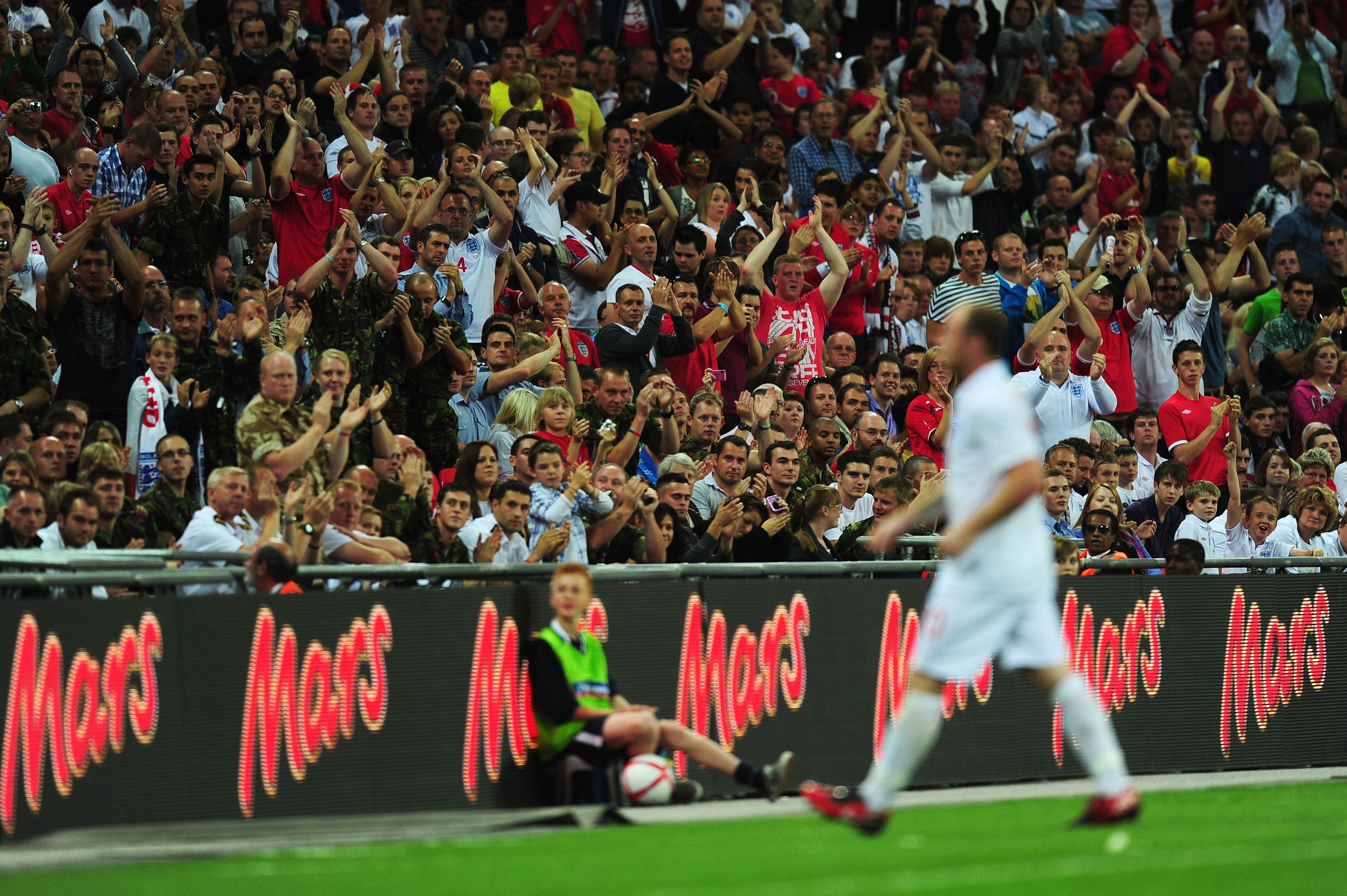 LONDON, ENGLAND - AUGUST 11:  Fans applaud Wayne Rooney of England as he walks off the pitch following his substitution during the International Friendly match between England and Hungary at Wembley Stadium on August 11, 2010 in London, England.  (Photo b