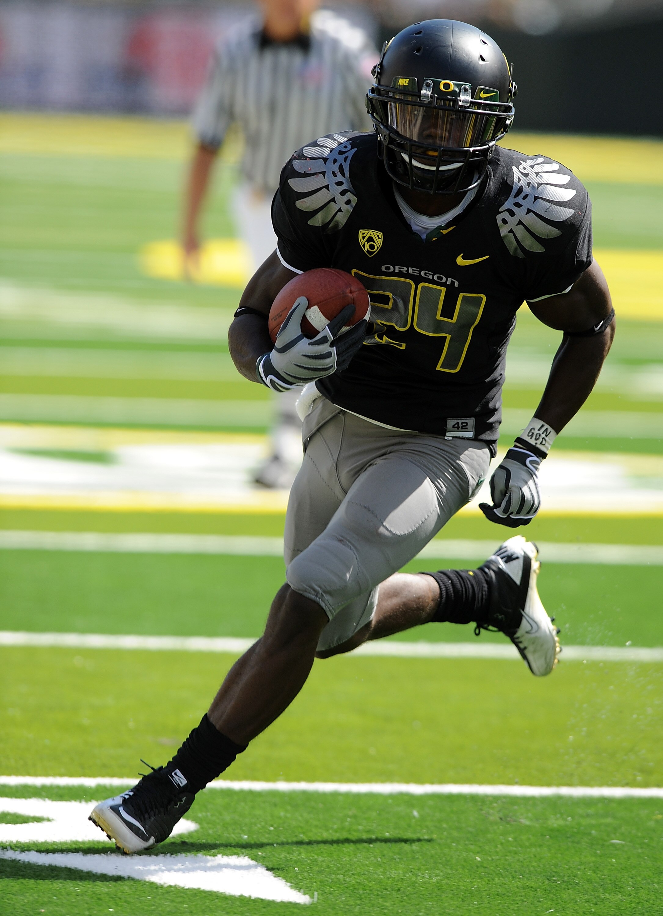 EUGENE, OR - SEPTEMBER 04: Running back Kenjon Barner #24 of the Oregon Ducks turns the corner and scores a touchdown in the first quarter of the game against the New Mexico Lobos at Autzen Stadium on September 4, 2010 in Eugene, Oregon.  (Photo by Steve