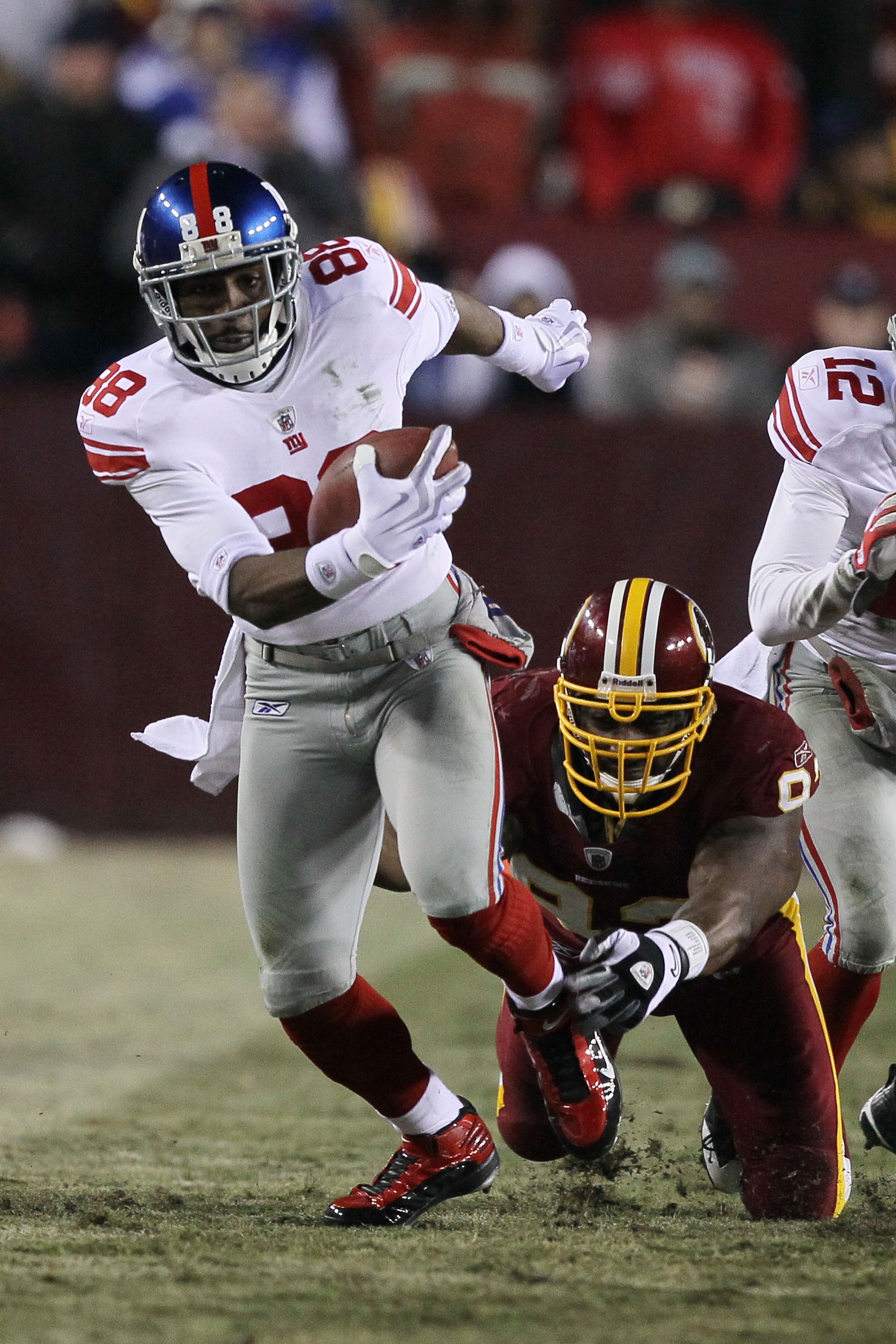 LANDOVER, MD - DECEMBER 21:  Hakeem Nicks #88 of the New York Giants in action against the Washington Redskins during their game on December 21, 2009 at Fedex Field in Landover, Maryland.  (Photo by Al Bello/Getty Images)