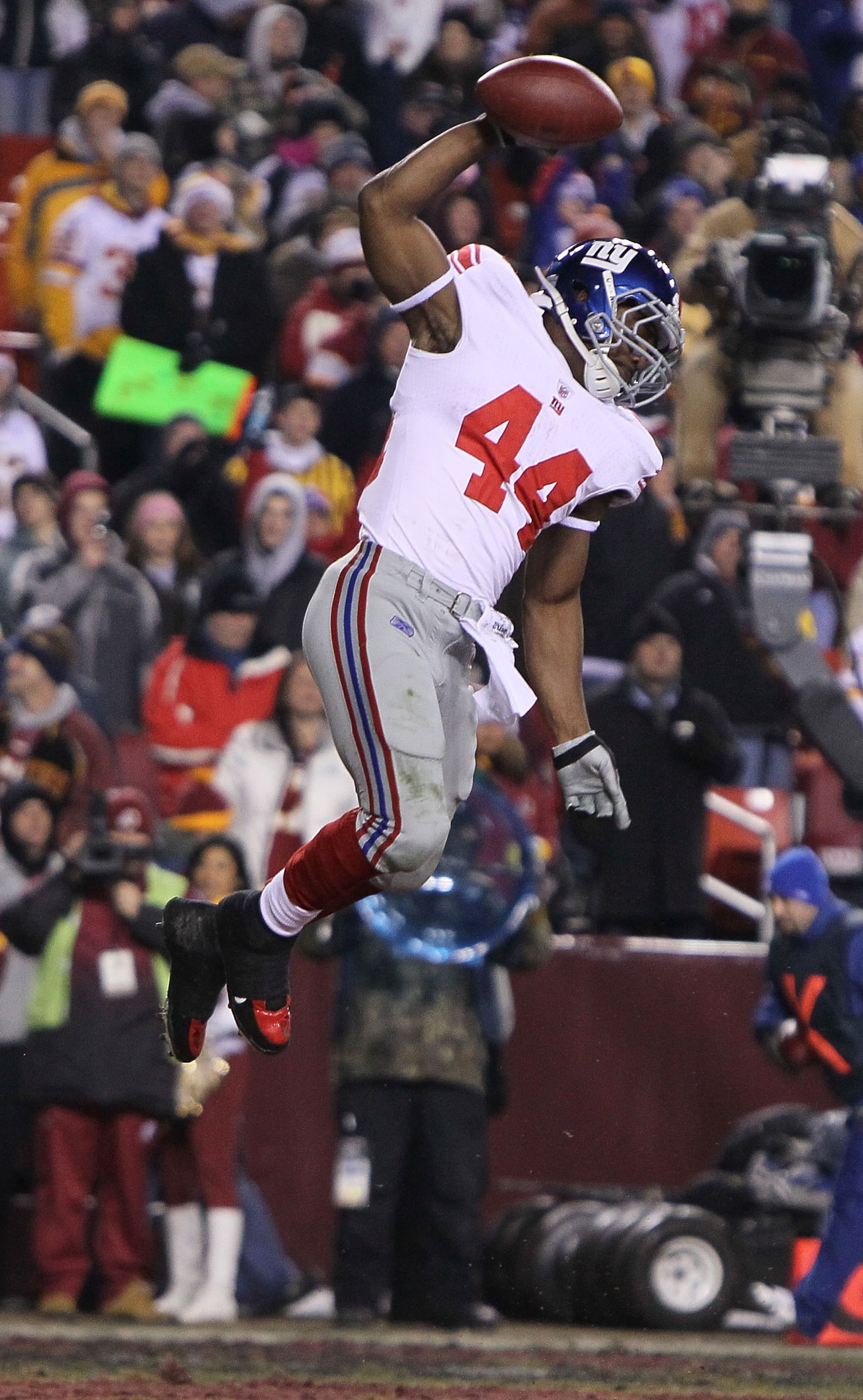 LANDOVER, MD - DECEMBER 21: Ahmad Bradshaw #44 of the New York Giants spikes the ball after scoring a touchdown against the Washington Redskins during their game on December 21, 2009 at Fedex Field in Landover, Maryland. (Photo by Al Bello/Getty Images) LANDOVER, MD - DECEMBER 21: Ahmad Bradshaw #44 of the New York Giants spikes the ball after scoring a touchdown against the Washington Redskins during their game on December 21, 2009 at Fedex Field in Landover, Maryland. (Photo by Al Bello/Getty Images)