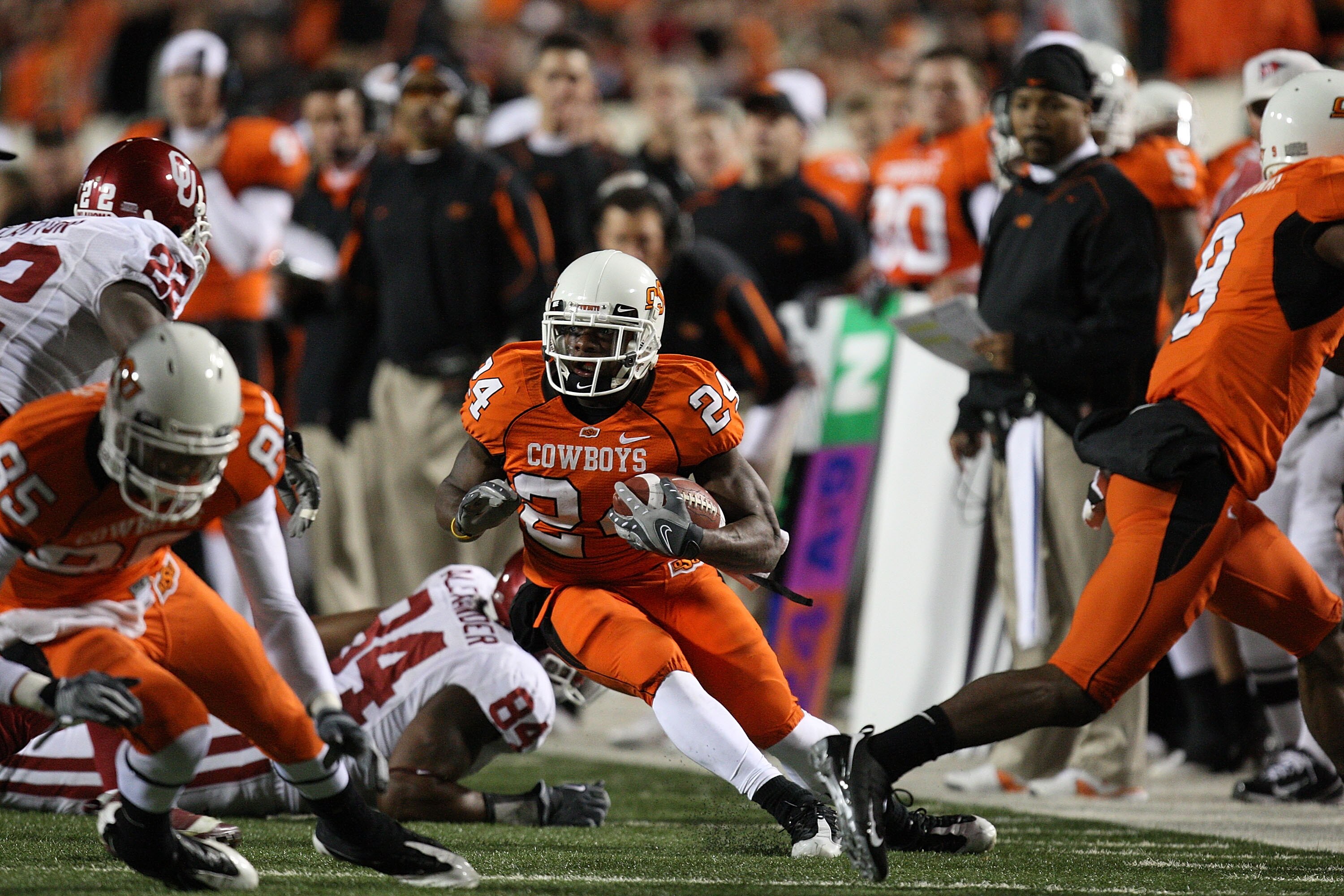 STILLWATER, OK - NOVEMBER 29:  Running back Kendall Hunter #24 of the Oklahoma State Cowboys runs the ball against the Oklahoma Sooners at Boone Pickens Stadium on November 29, 2008 in Stillwater, Oklahoma.  (Photo by Ronald Martinez/Getty Images)