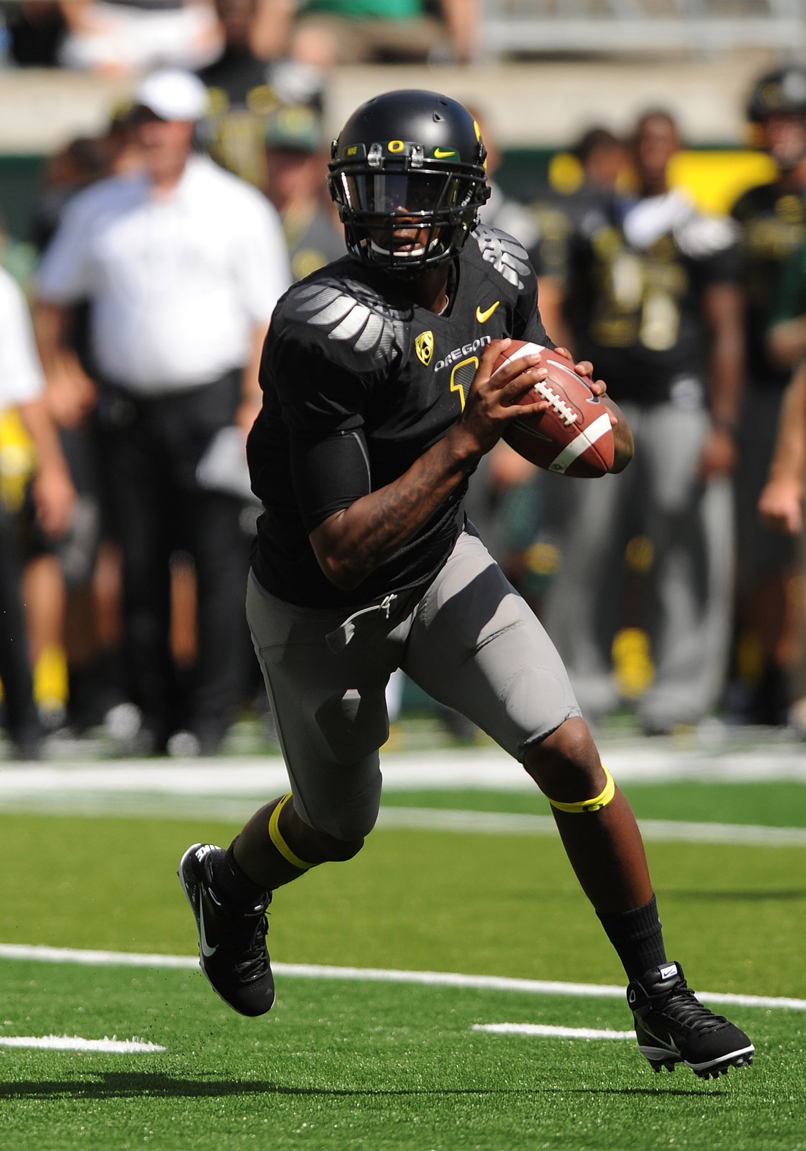 EUGENE, OR - SEPTEMBER 04: Quarterback Darron Thomas #1 of the Oregon Ducks rolls out to pass in the first quarter of the game against the New Mexico Lobos at Autzen Stadium on September 4, 2010 in Eugene, Oregon.  (Photo by Steve Dykes/Getty Images)
