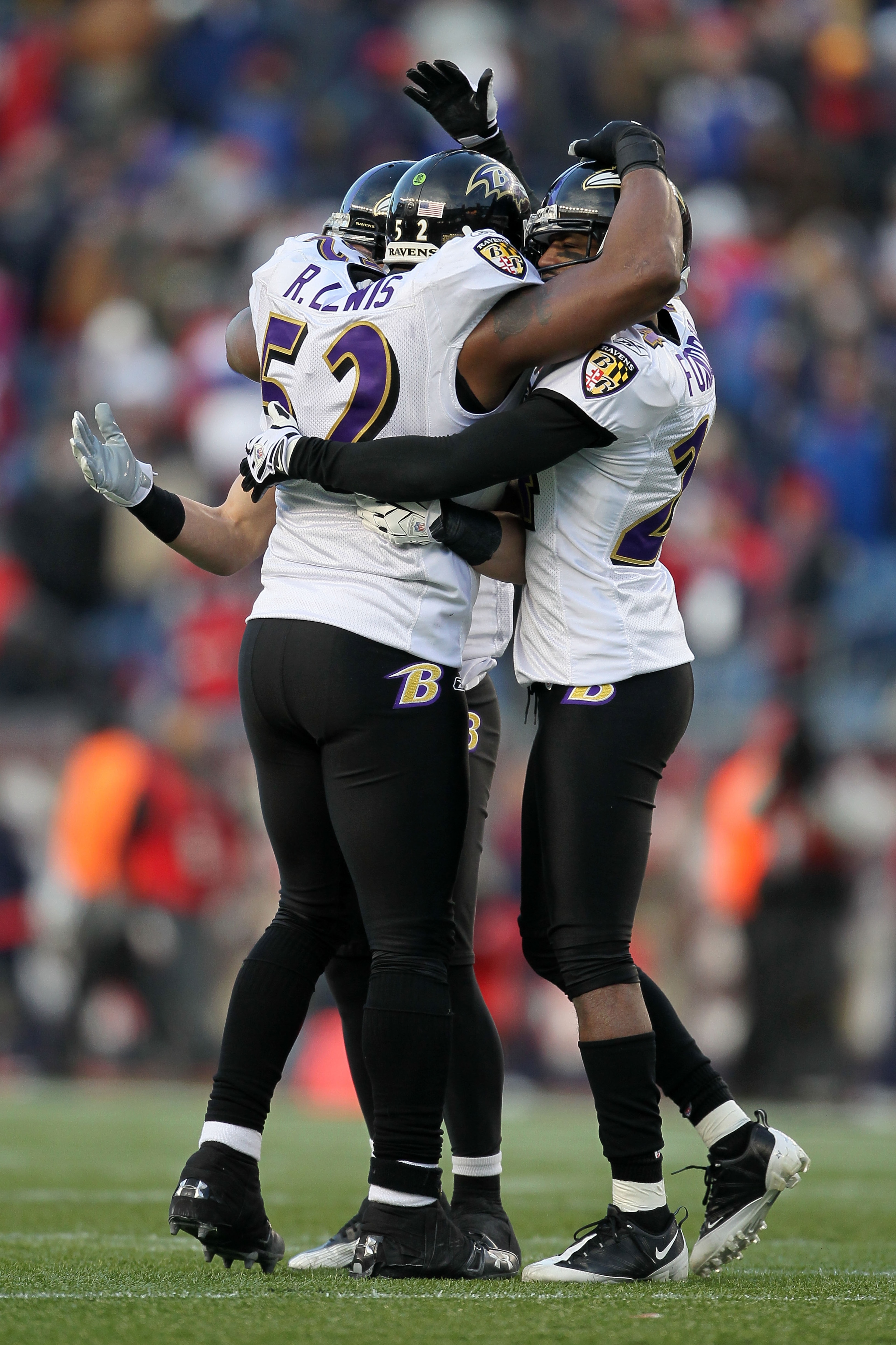 FOXBORO, MA - JANUARY 10: Ray Lewis #52 of the Baltimore Ravens celebrates with teammates late in the game against the New England Patriots during the 2010 AFC wild-card playoff game at Gillette Stadium on January 10, 2010 in Foxboro, Massachusetts. (Ph FOXBORO, MA - JANUARY 10: Ray Lewis #52 of the Baltimore Ravens celebrates with teammates late in the game against the New England Patriots during the 2010 AFC wild-card playoff game at Gillette Stadium on January 10, 2010 in Foxboro, Massachusetts. (Ph