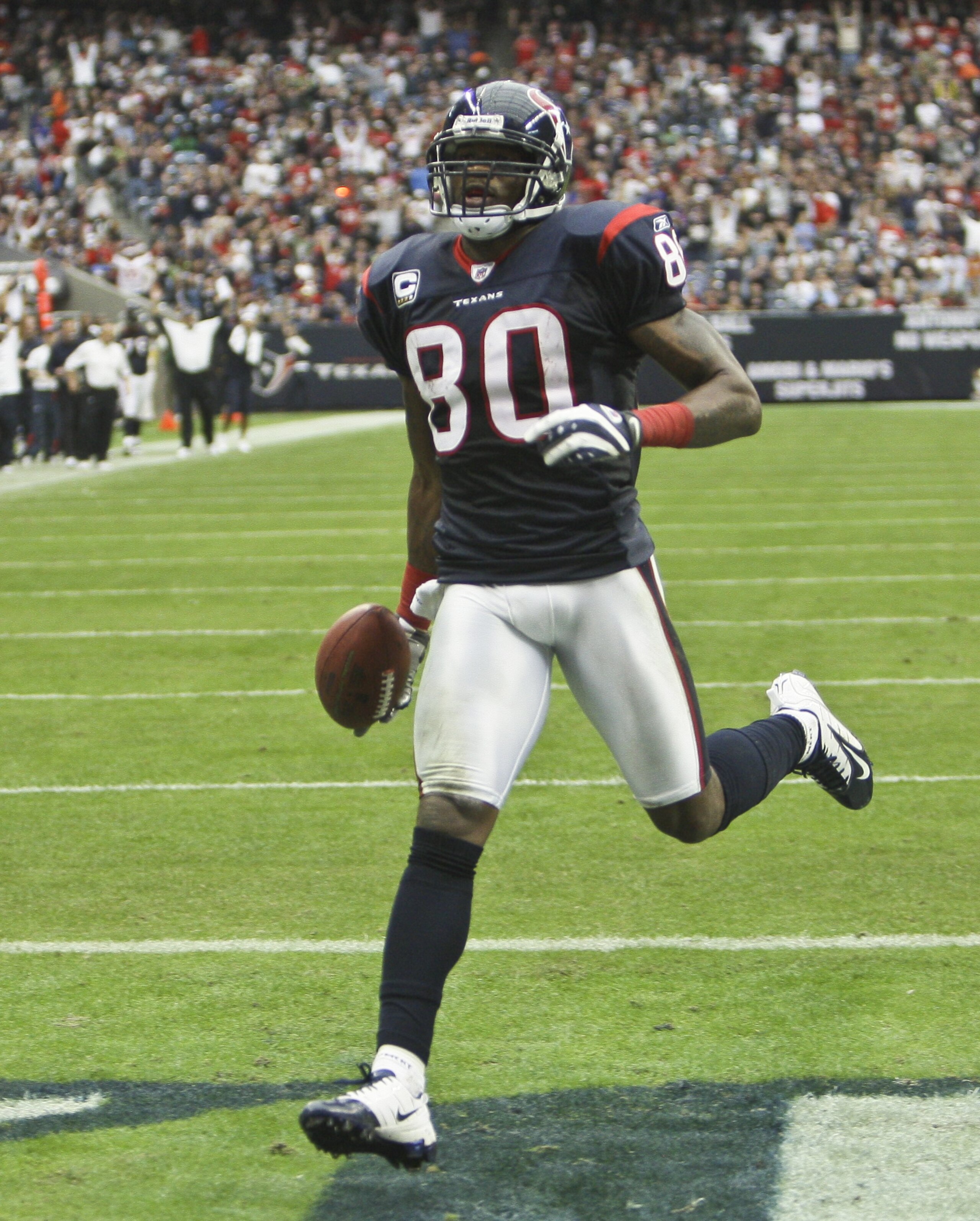 HOUSTON - DECEMBER 13:  Wide receiver Andre Johnson #80 of the Houston Texans scores on a 17 yard pass reception against the Seattle Seahawks at Reliant Stadium on December 13, 2009 in Houston, Texas.  (Photo by Bob Levey/Getty Images)