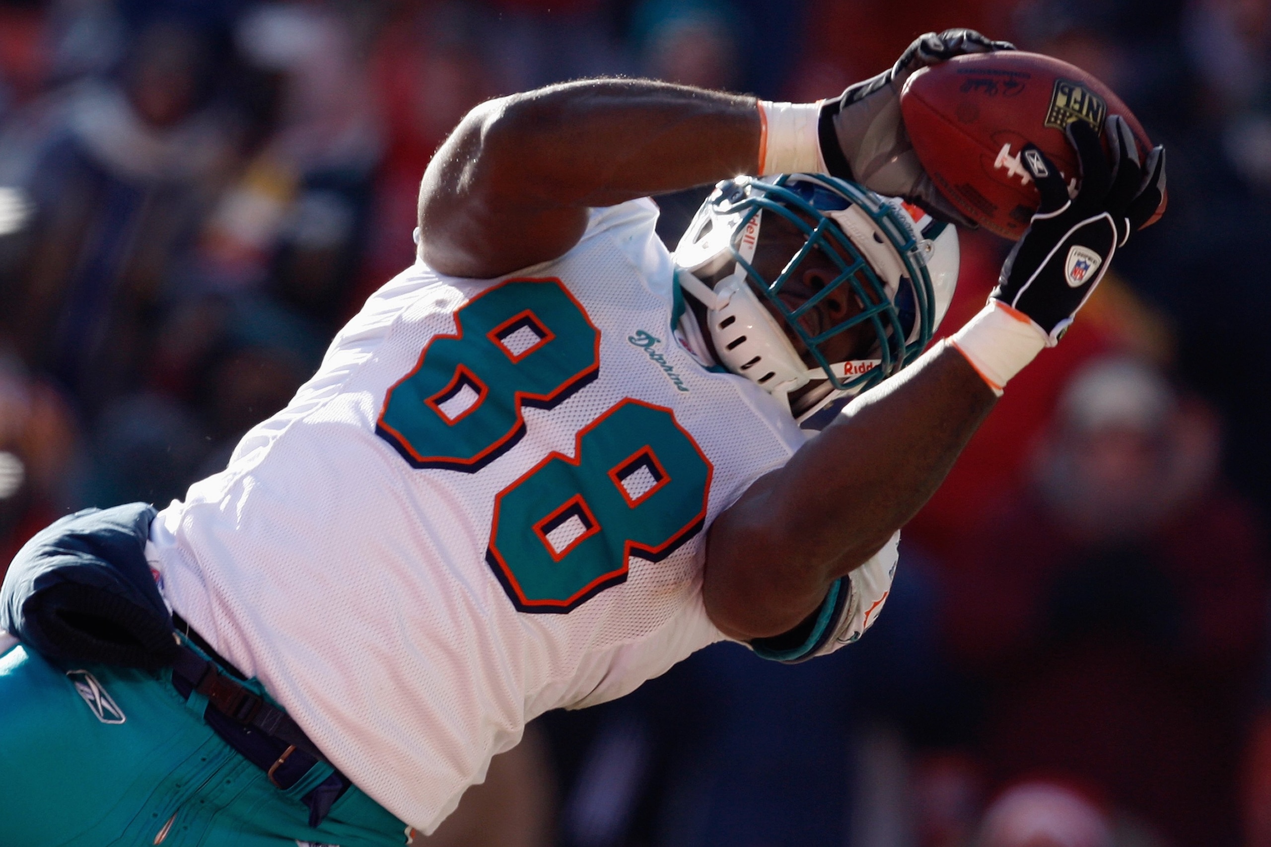 KANSAS CITY, MO - DECEMBER 21:  David Martin #88 of the Miami Dolphins catches a pass during the game against the Kansas City Chiefs on December 21, 2008 at Arrowhead Stadium in Kansas City, Missouri. (Photo by Jamie Squire/Getty Images)