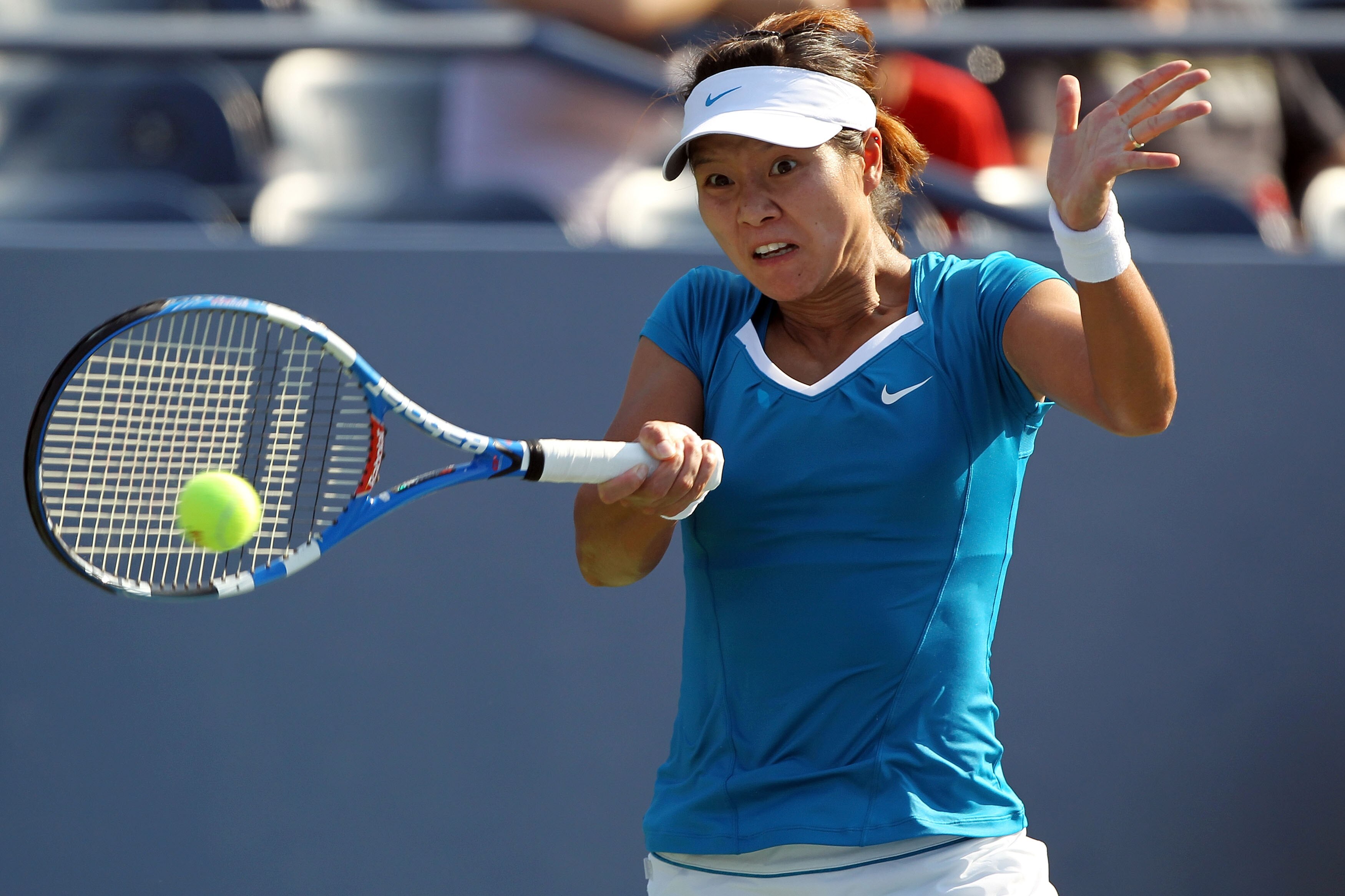 NEW YORK - AUGUST 31:  Na Li of China returns a shot against Kateryna Bondarenko of the Ukraine during her women's singles first round match on day two of the 2010 U.S. Open at the USTA Billie Jean King National Tennis Center on August 31, 2010 in the Flu