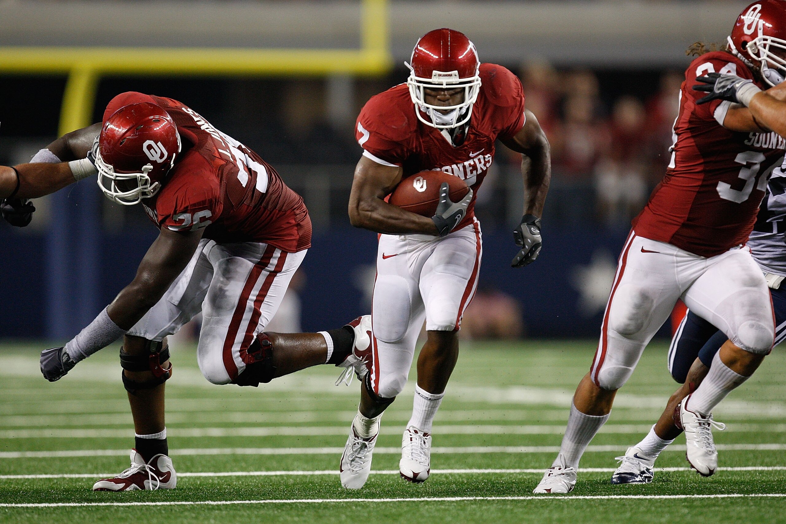 ARLINGTON, TX - SEPTEMBER 05:  Running back DeMarco Murray #7 of the Oklahoma Sooners at Cowboys Stadium on September 5, 2009 in Arlington, Texas.  (Photo by Ronald Martinez/Getty Images)