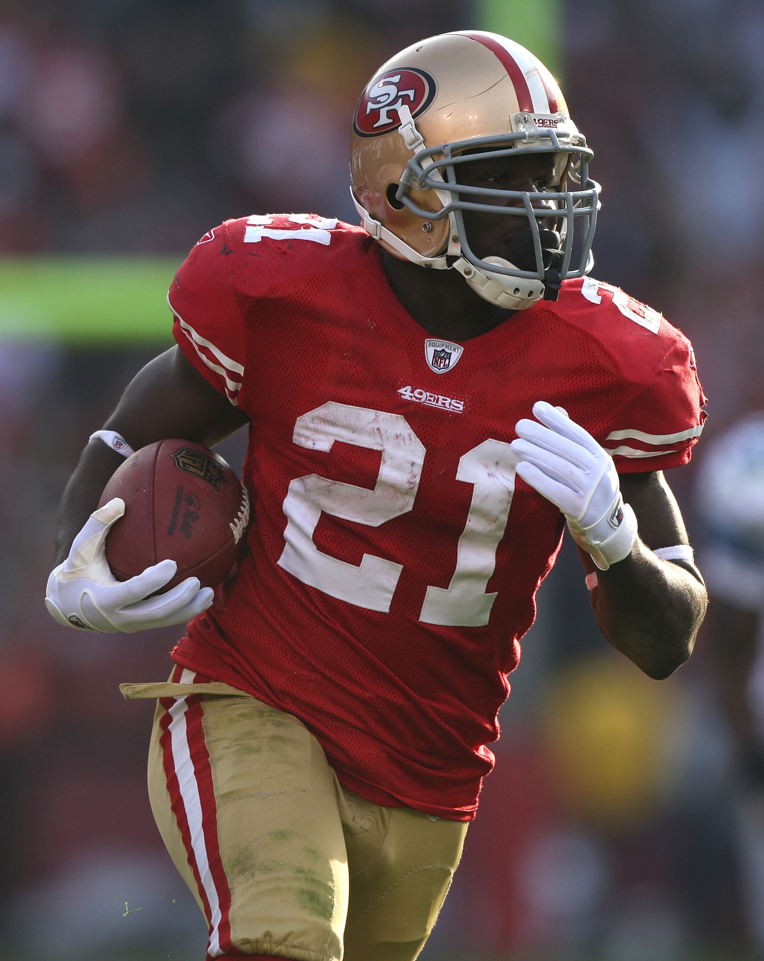 SAN FRANCISCO - DECEMBER 27:  Frank Gore #21 of the San Francisco 49ers runs against the Detroit Lions during an NFL game at Candlestick Park on December 27, 2009 in San Francisco, California.  (Photo by Jed Jacobsohn/Getty Images)