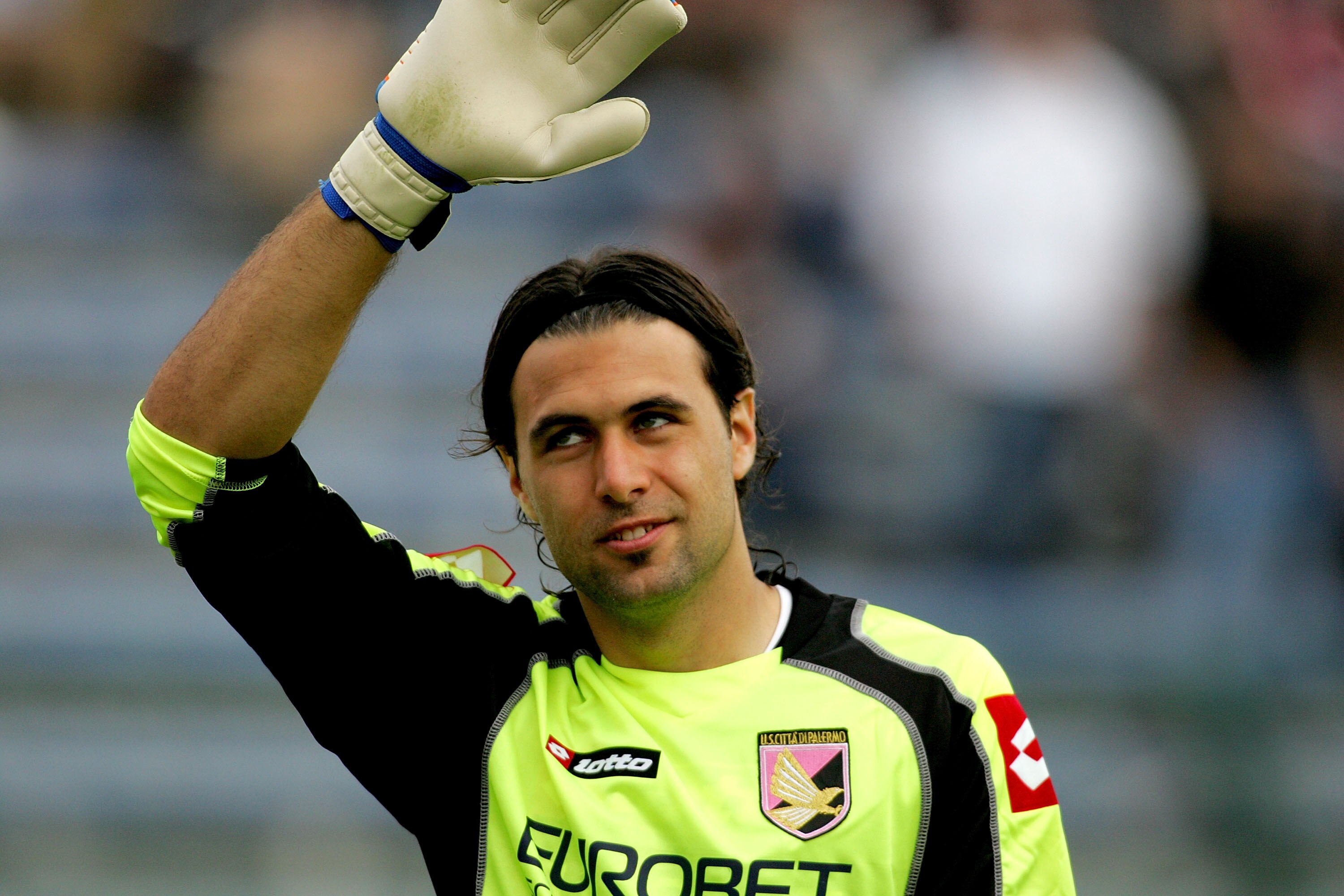 CAGLIARI, ITALY - APRIL 18: salvatore sirigu of palermo   during the Serie A match between Cagliari Calcio and US Citta di Palermo at Stadio Sant'Elia on April 18, 2010 in Cagliari, Italy.  (Photo by Enrico Locci/Getty Images)