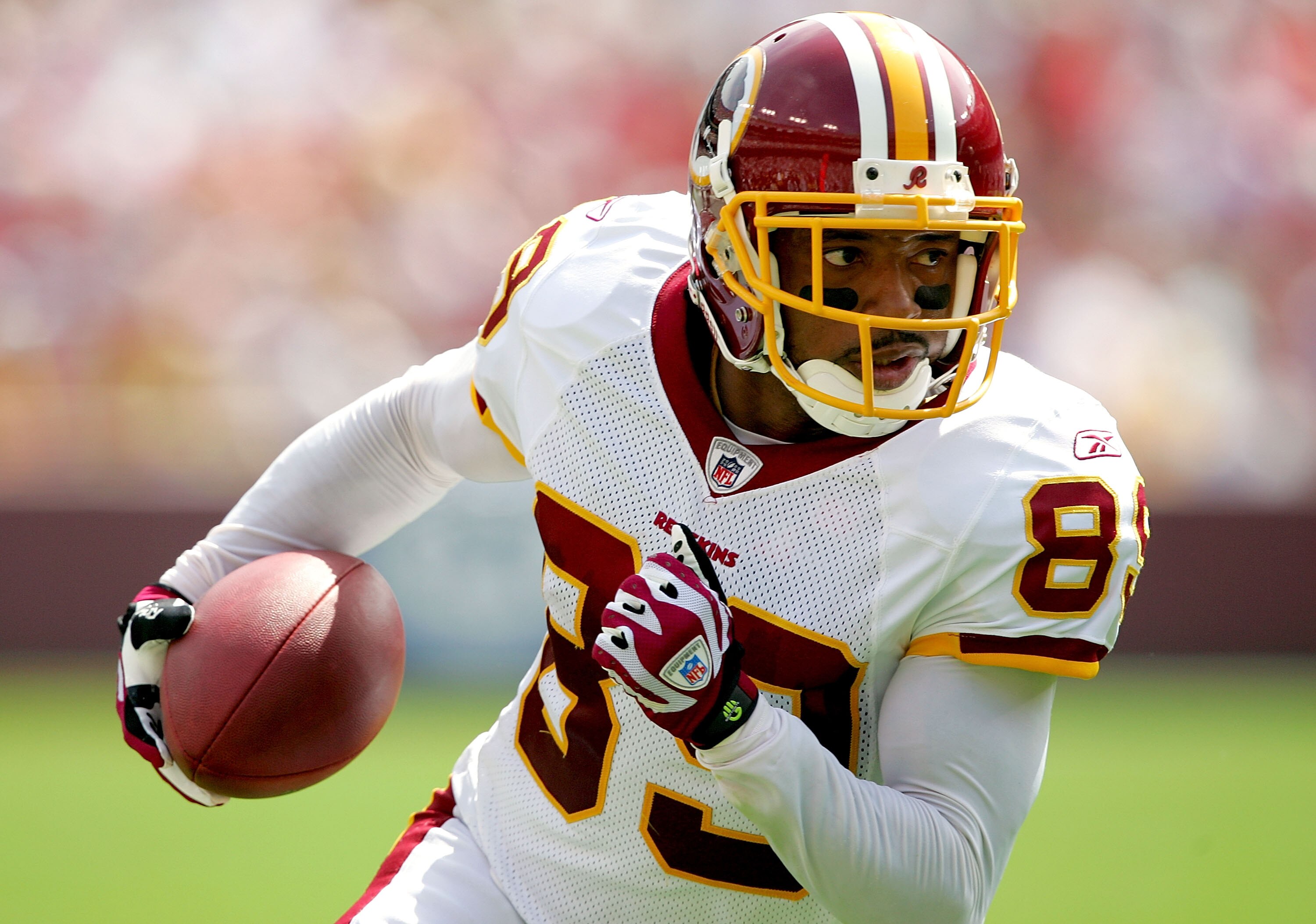 LANDOVER, MD - SEPTEMBER 14:  Santana Moss #89 of the Washington Redskins carries the ball after making a catch against the New Orleans Saints at FedEx Field September 14, 2008 in Landover, Maryland.  (Photo by Matthew Stockman/Getty Images)