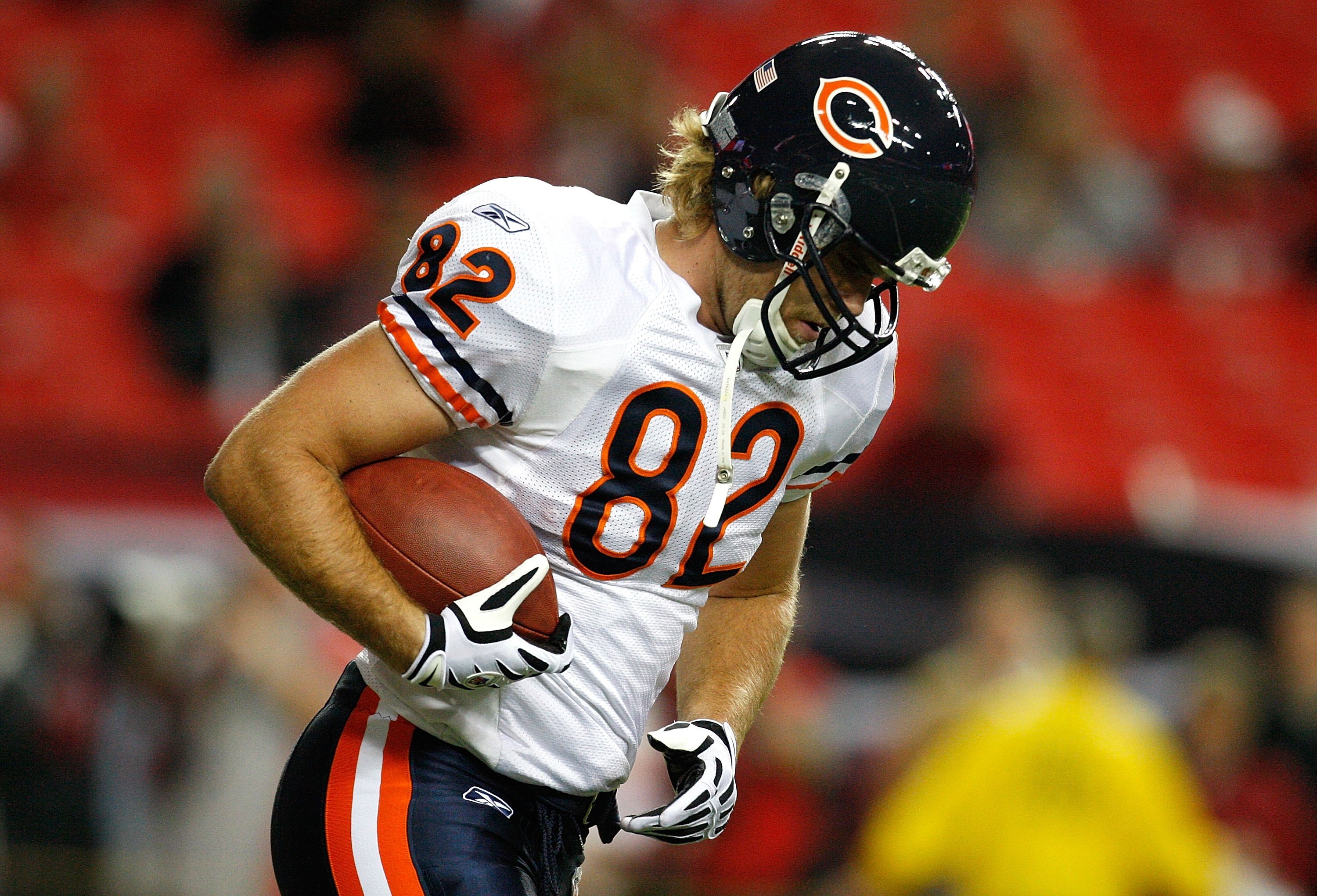 ATLANTA - OCTOBER 18:  Greg Olsen #82 of the Chicago Bears against the Atlanta Falcons at Georgia Dome on October 18, 2009 in Atlanta, Georgia.  (Photo by Kevin C. Cox/Getty Images)