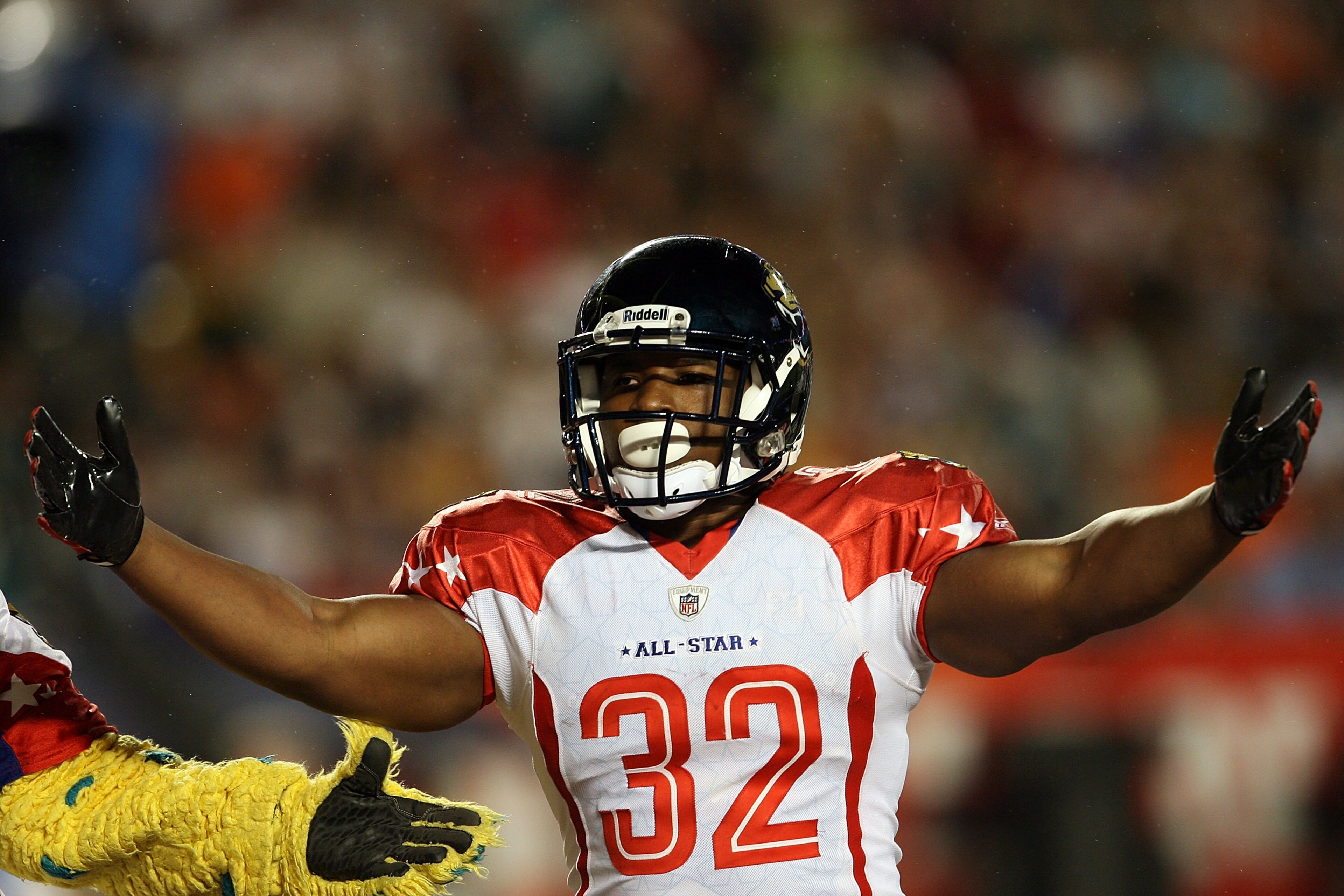 MIAMI GARDENS, FL - JANUARY 31:  Maurice Jones-Drew #32 of the Jacksonville Jaguars reacts aftrer a touchdown during the 2010 AFC-NFC Pro Bowl at Sun Life Stadium on January 31, 2010 in Miami Gardens, Florida.  (Photo by Doug Benc/Getty Images)