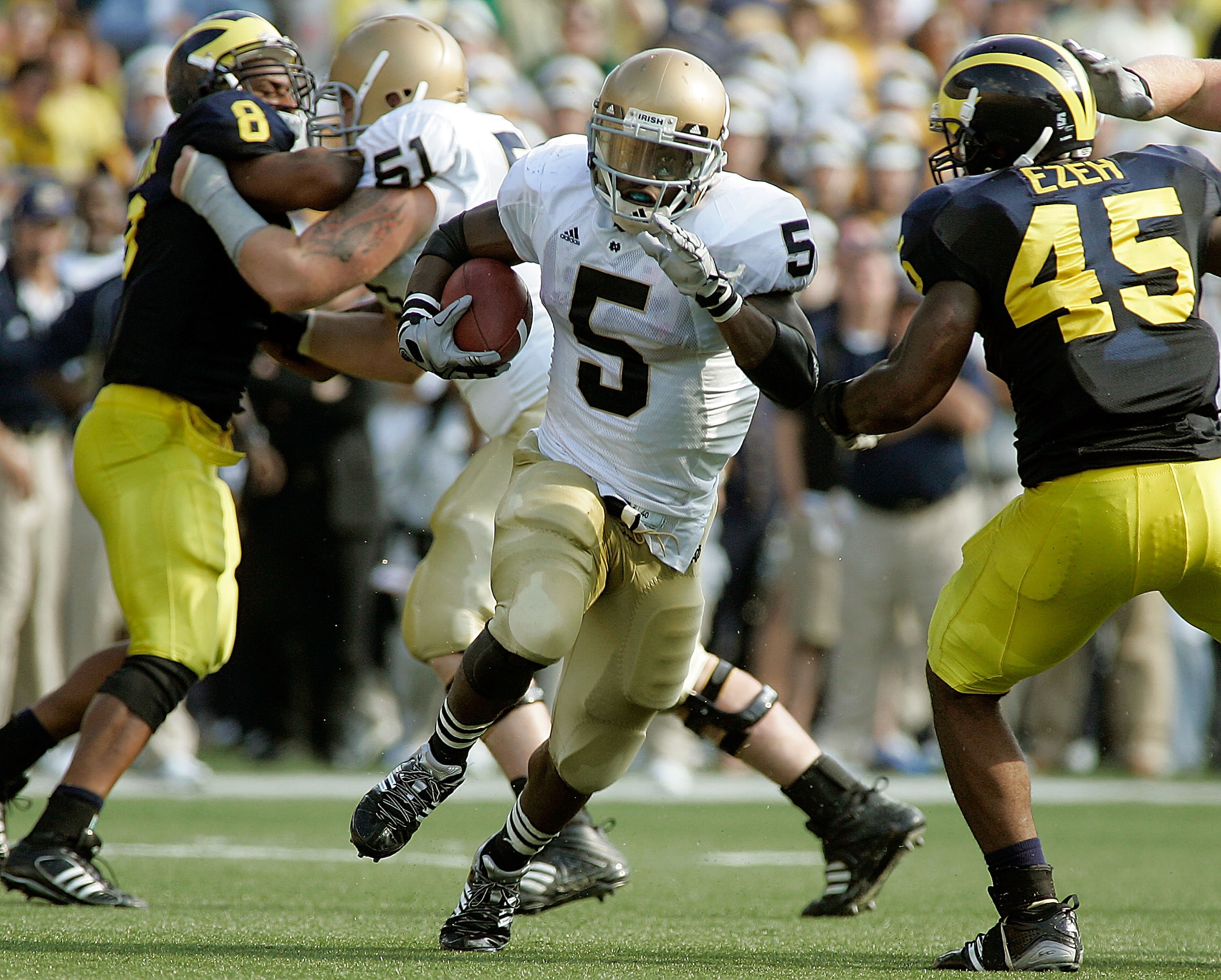 ANN ARBOR, MI - SEPTEMBER 12:  Armando Allen #5 of Notre Dame runs the ball against Michigan at Michigan Stadium on September 12, 2009 in Ann Arbor, Michigan.  (Photo by Domenic Centofanti/Getty Images)