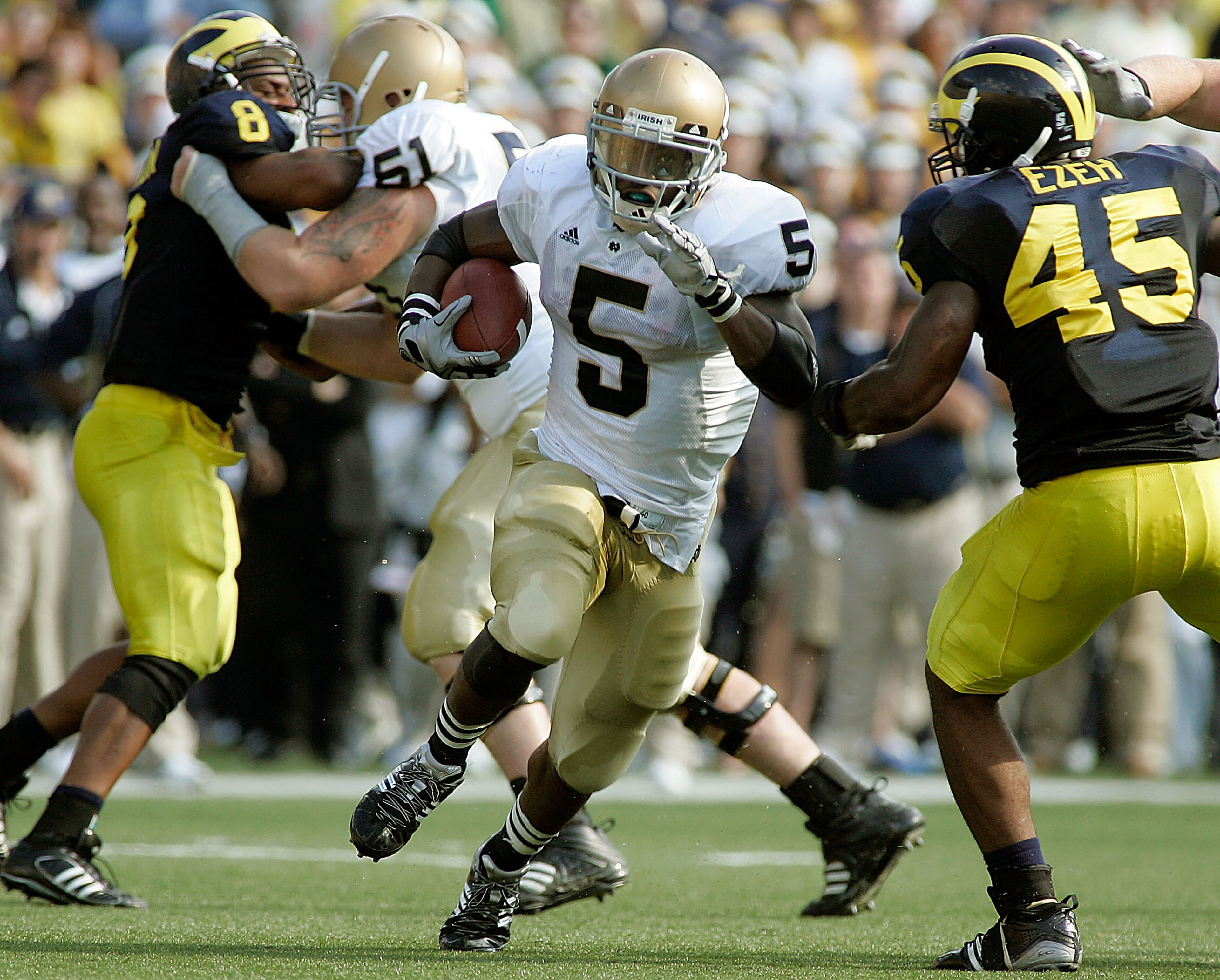 ANN ARBOR, MI - SEPTEMBER 12:  Armando Allen #5 of Notre Dame runs the ball against Michigan at Michigan Stadium on September 12, 2009 in Ann Arbor, Michigan.  (Photo by Domenic Centofanti/Getty Images)