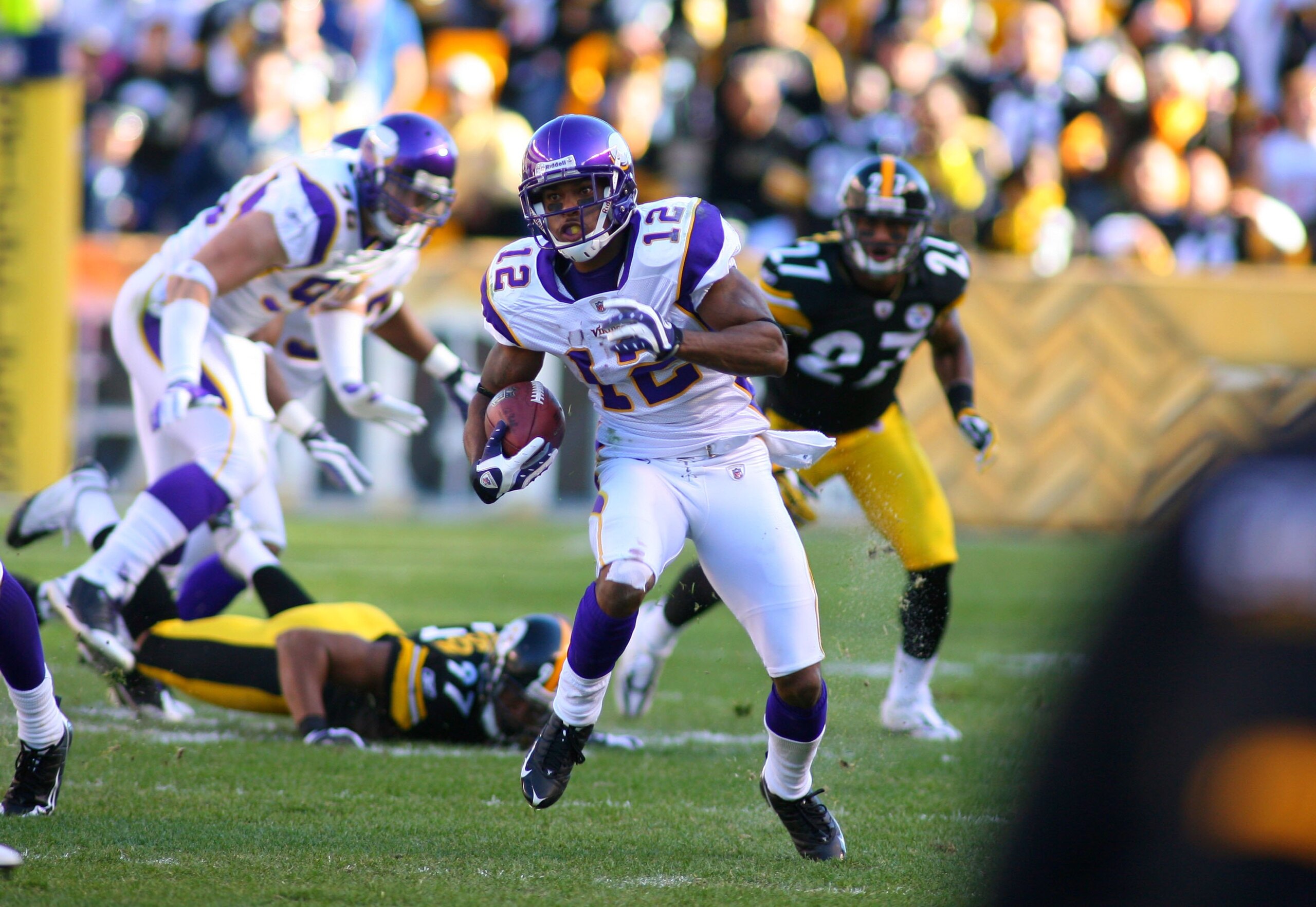 PITTSBURGH - OCTOBER 25: Percy Harvin #12 of the Minnesota Vikings runs with the ball for yardage during the NFL game against the Pittsburgh Steelers at Heinz Field on October 25, 2009 in Pittsburgh, Pennsylvania. The Steelers defeated the Vikings 27-17. PITTSBURGH - OCTOBER 25: Percy Harvin #12 of the Minnesota Vikings runs with the ball for yardage during the NFL game against the Pittsburgh Steelers at Heinz Field on October 25, 2009 in Pittsburgh, Pennsylvania. The Steelers defeated the Vikings 27-17.
