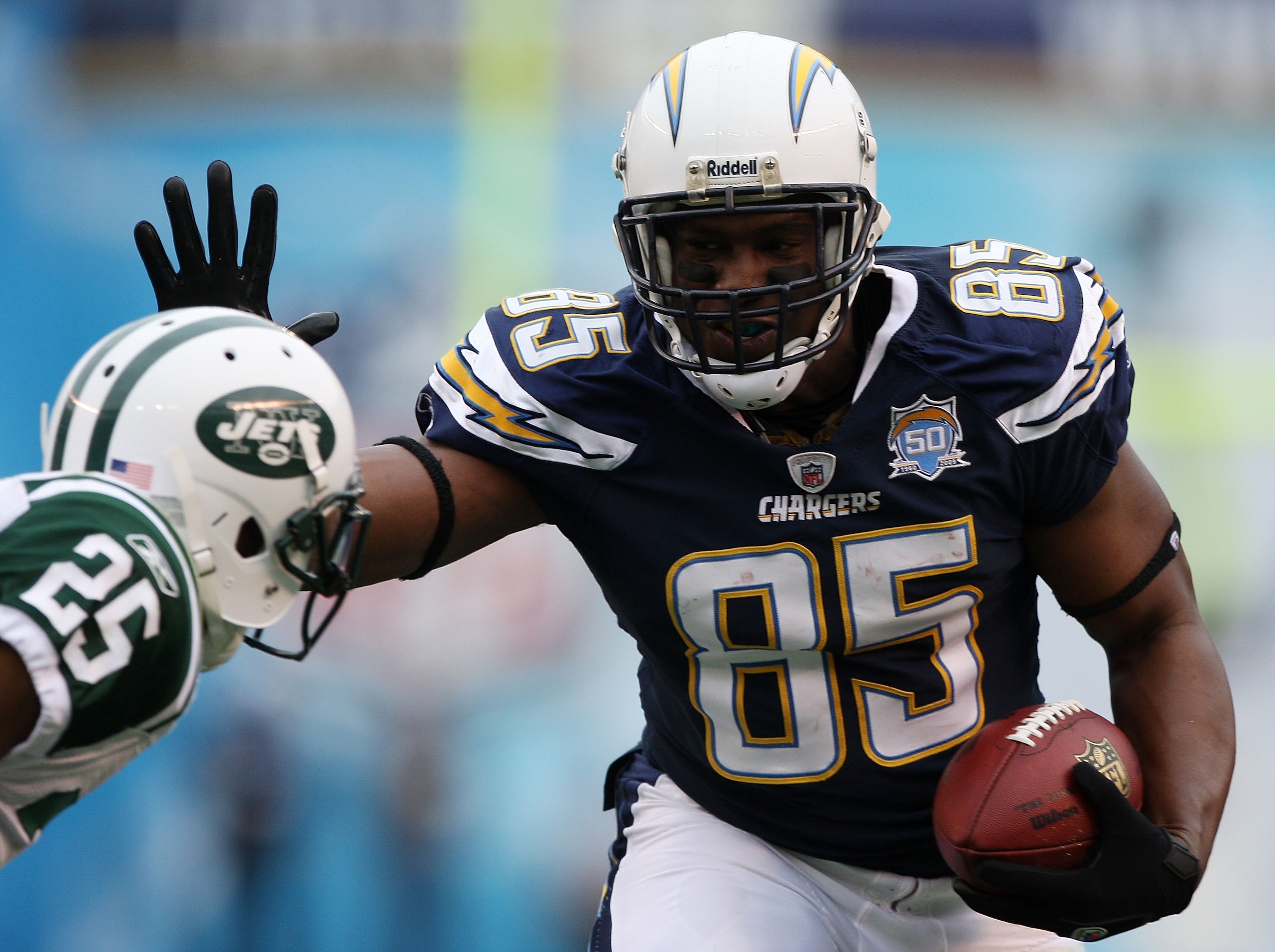 SAN DIEGO - JANUARY 17: Tight end Antonio Gates #85 of the San Diego Chargers runs with the ball after making a catch against the New York Jets in the second quarter of the AFC Divisional Playoff Game at Qualcomm Stadium on January 17, 2010 in San Diego, SAN DIEGO - JANUARY 17: Tight end Antonio Gates #85 of the San Diego Chargers runs with the ball after making a catch against the New York Jets in the second quarter of the AFC Divisional Playoff Game at Qualcomm Stadium on January 17, 2010 in San Diego,
