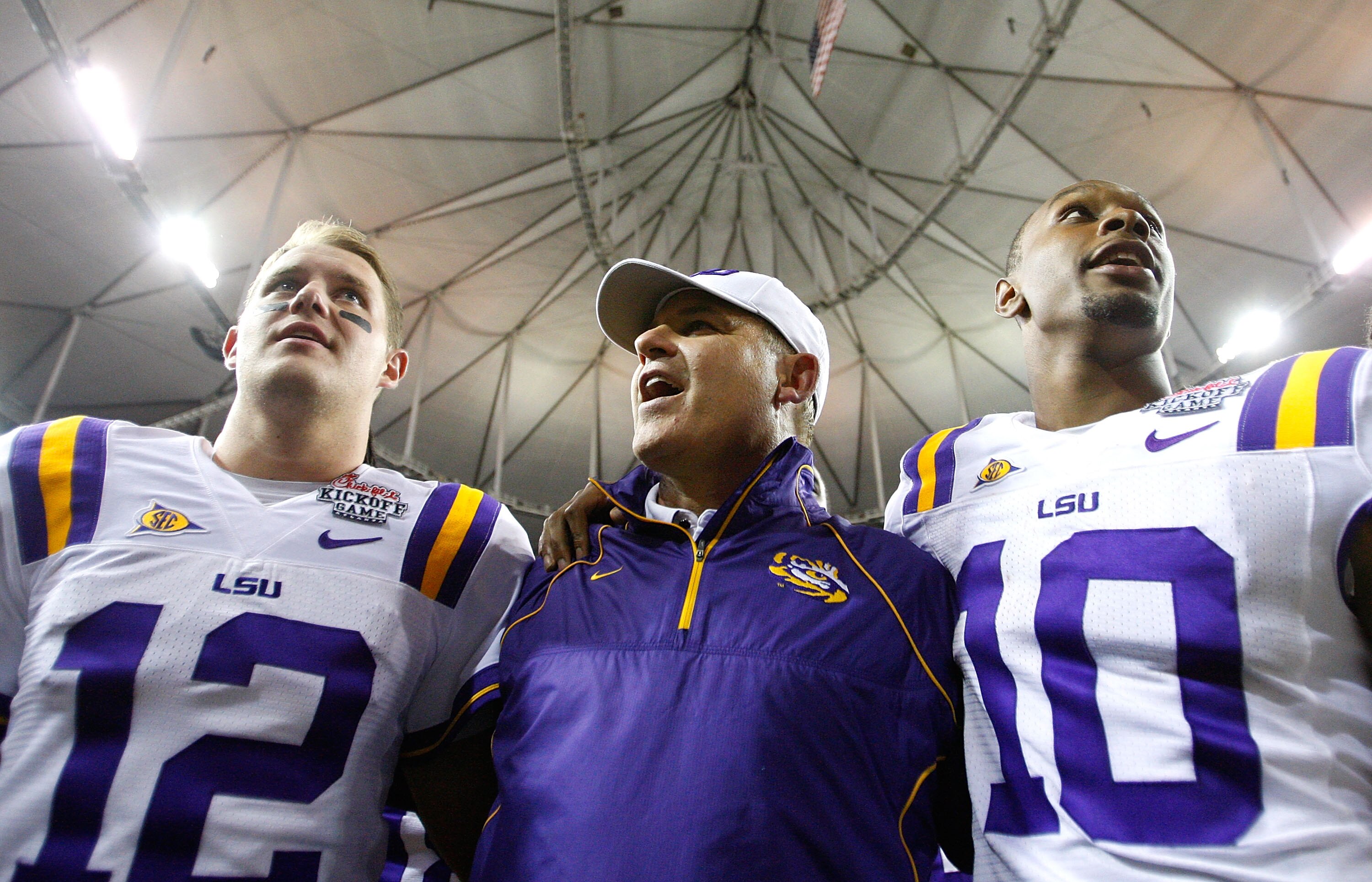 ATLANTA - SEPTEMBER 04: Head coach Les Miles, Jarrett Lee #12 and Russell Shepard #10 of the LSU Tigers sing the LSU Alma Mater after their 30-24 win over the North Carolina Tar Heels in the Chick-fil-A Kickoff Game at Georgia Dome on September 4, 2010 i ATLANTA - SEPTEMBER 04: Head coach Les Miles, Jarrett Lee #12 and Russell Shepard #10 of the LSU Tigers sing the LSU Alma Mater after their 30-24 win over the North Carolina Tar Heels in the Chick-fil-A Kickoff Game at Georgia Dome on September 4, 2010 i